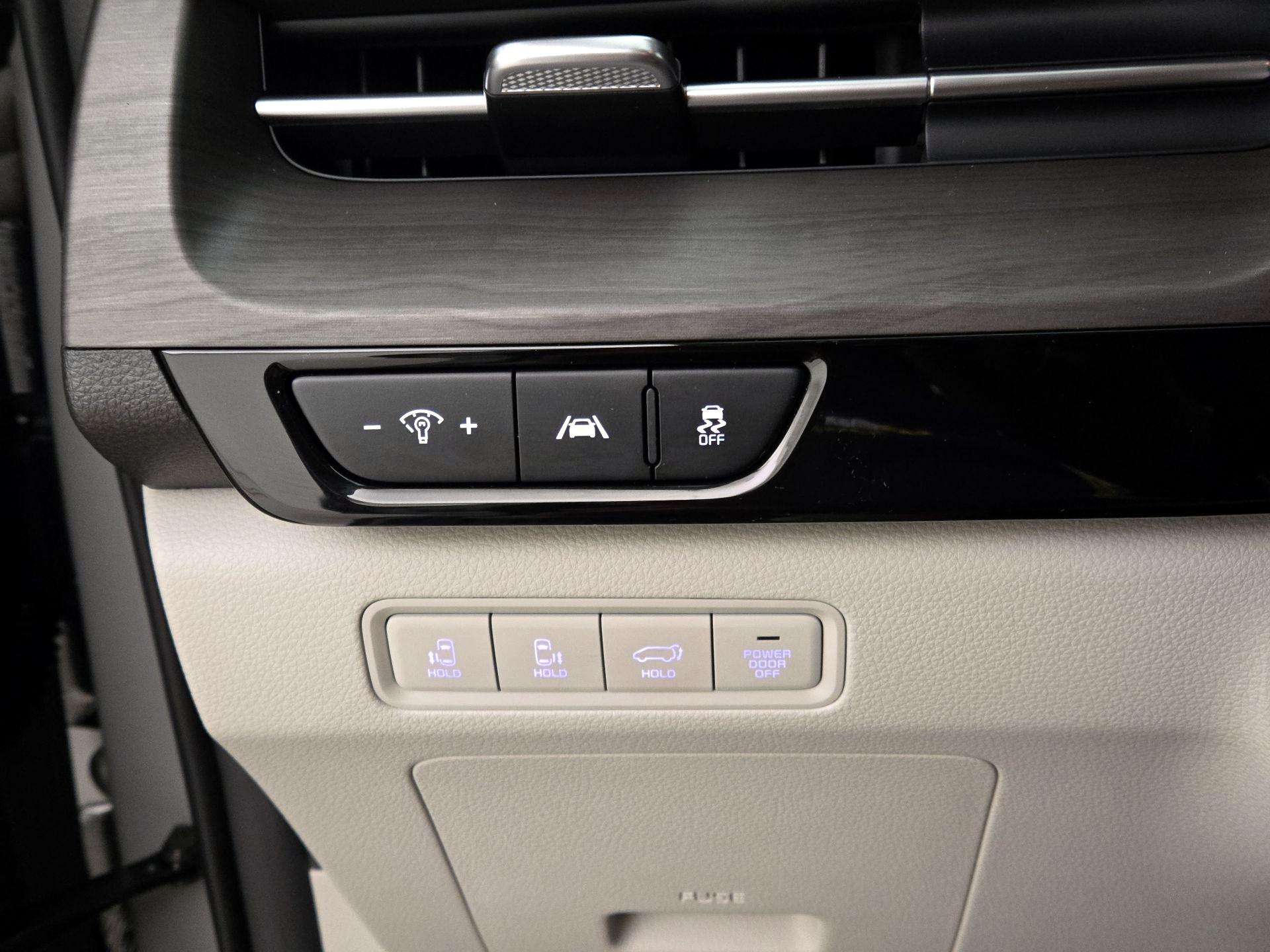 Thumbnail: 2023 Kia Carnival - 13