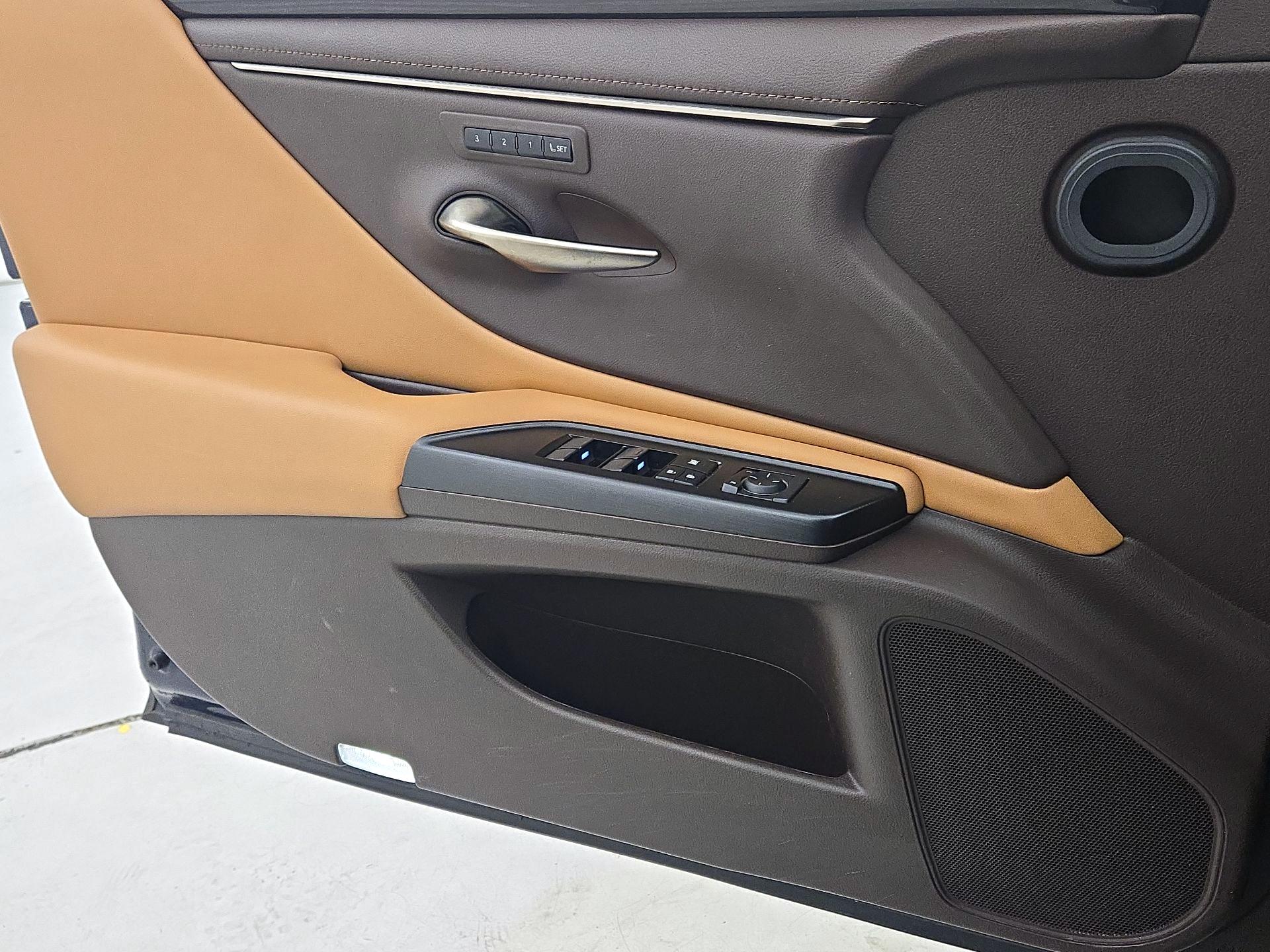 Thumbnail: 2019 Lexus ES - 12