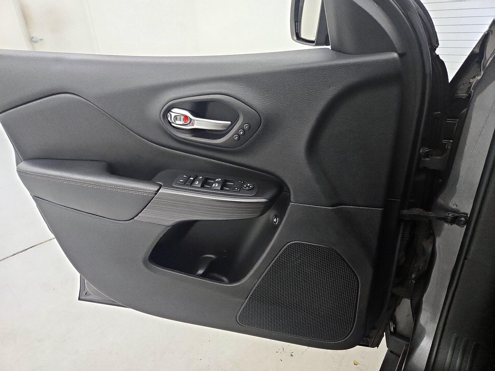 Thumbnail: 2015 Jeep Cherokee - 12