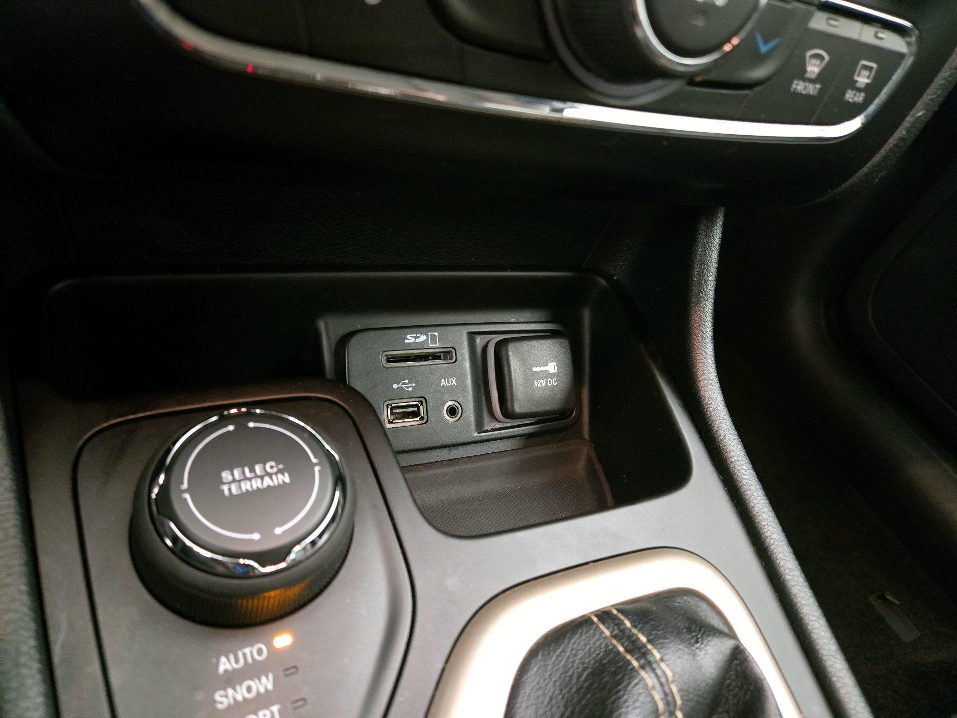 Thumbnail: 2015 Jeep Cherokee - 18