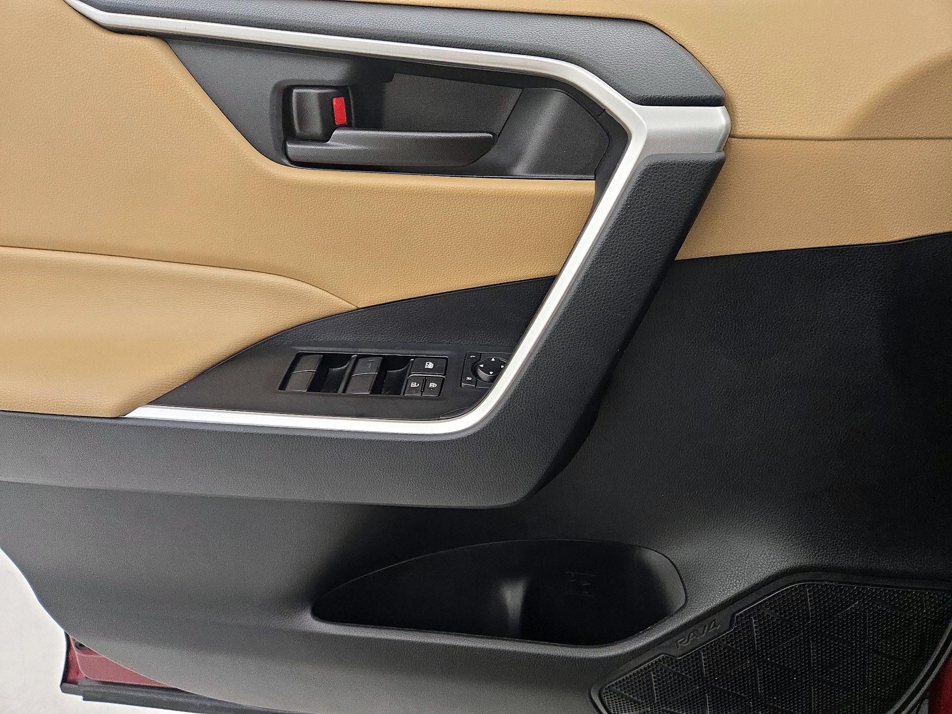 Thumbnail: 2020 Toyota RAV4 - 12