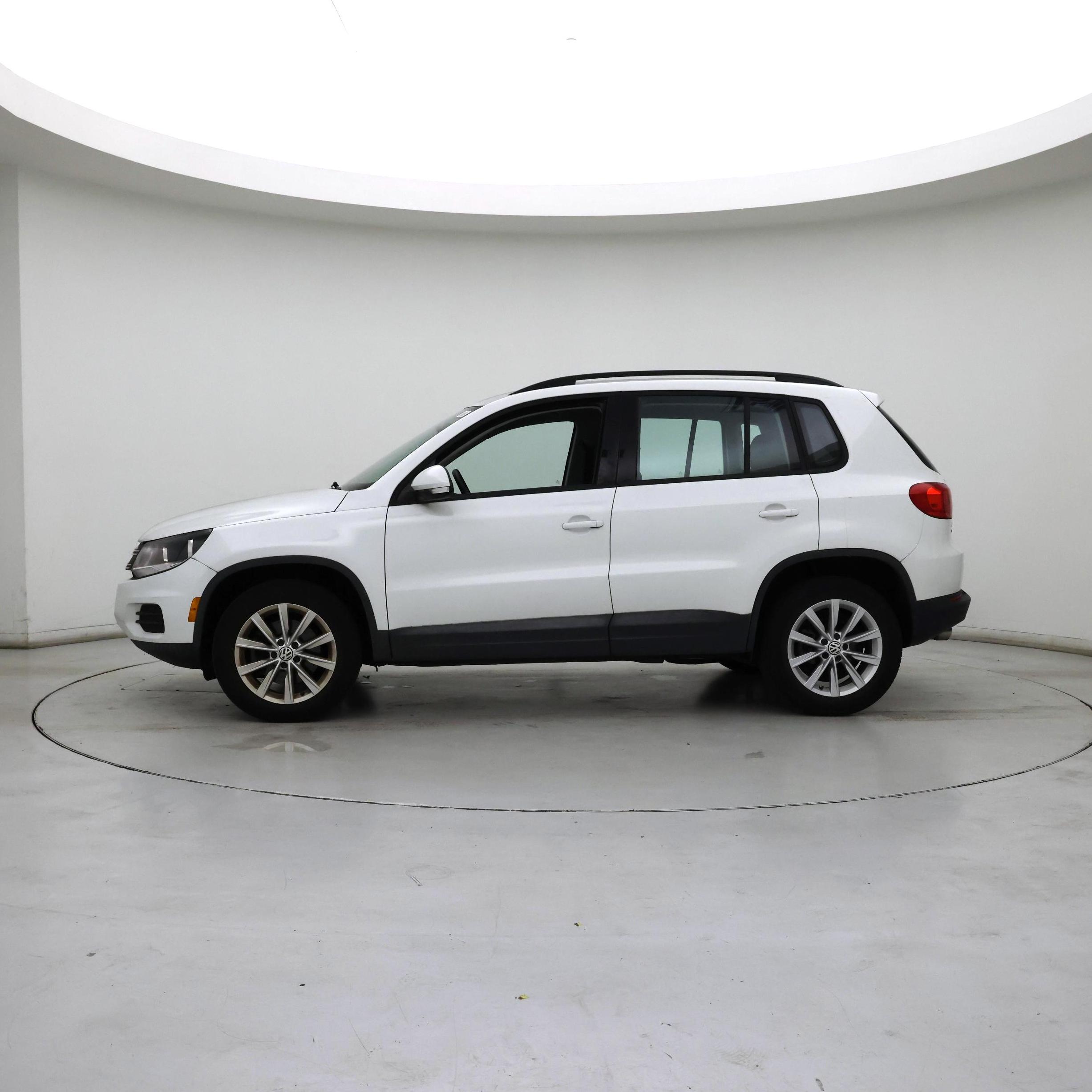 Thumbnail: 2017 Volkswagen Tiguan - 3