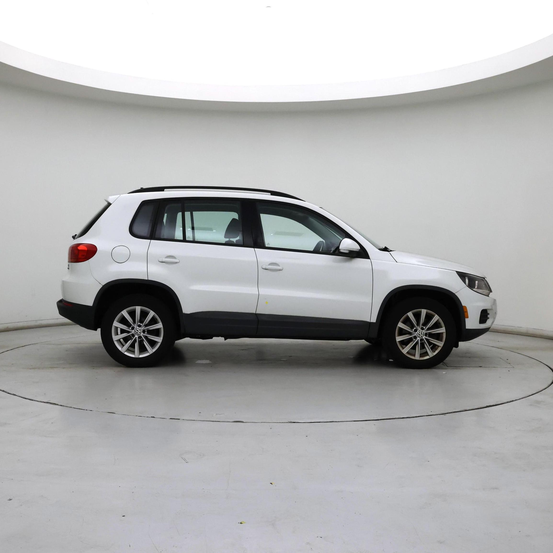 Thumbnail: 2017 Volkswagen Tiguan - 7