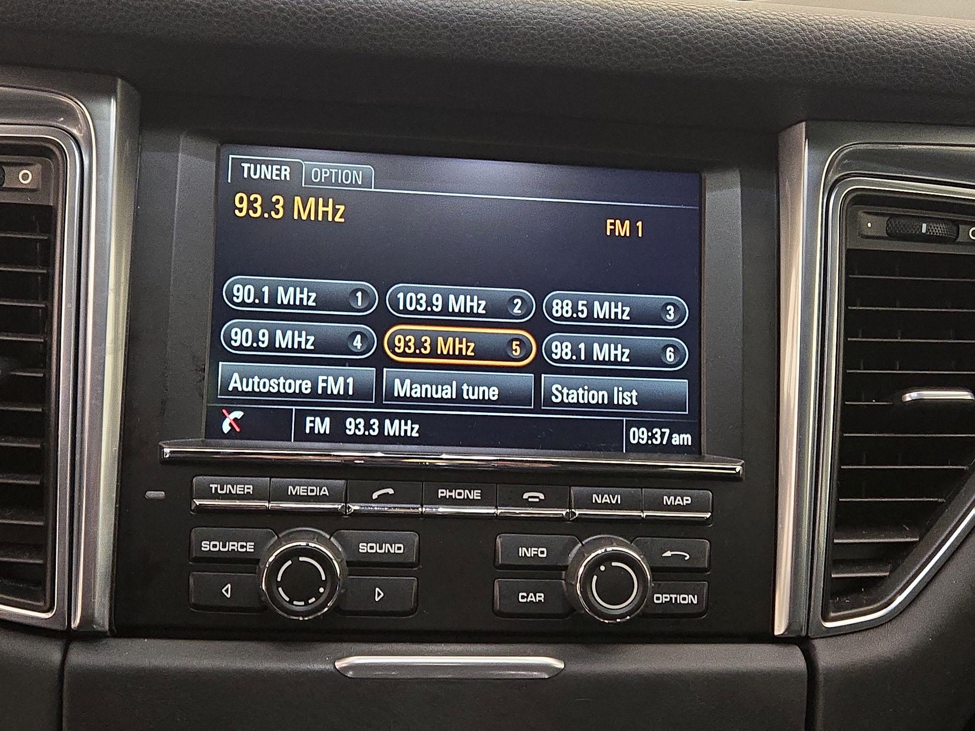 Thumbnail: 2015 Porsche Macan - 15