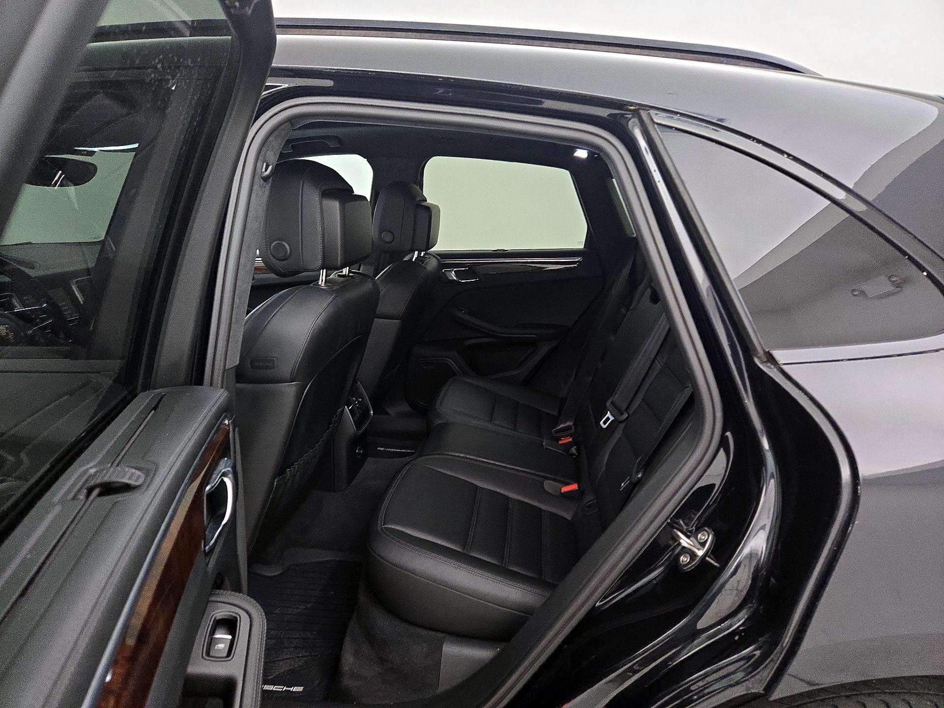 Thumbnail: 2015 Porsche Macan - 18