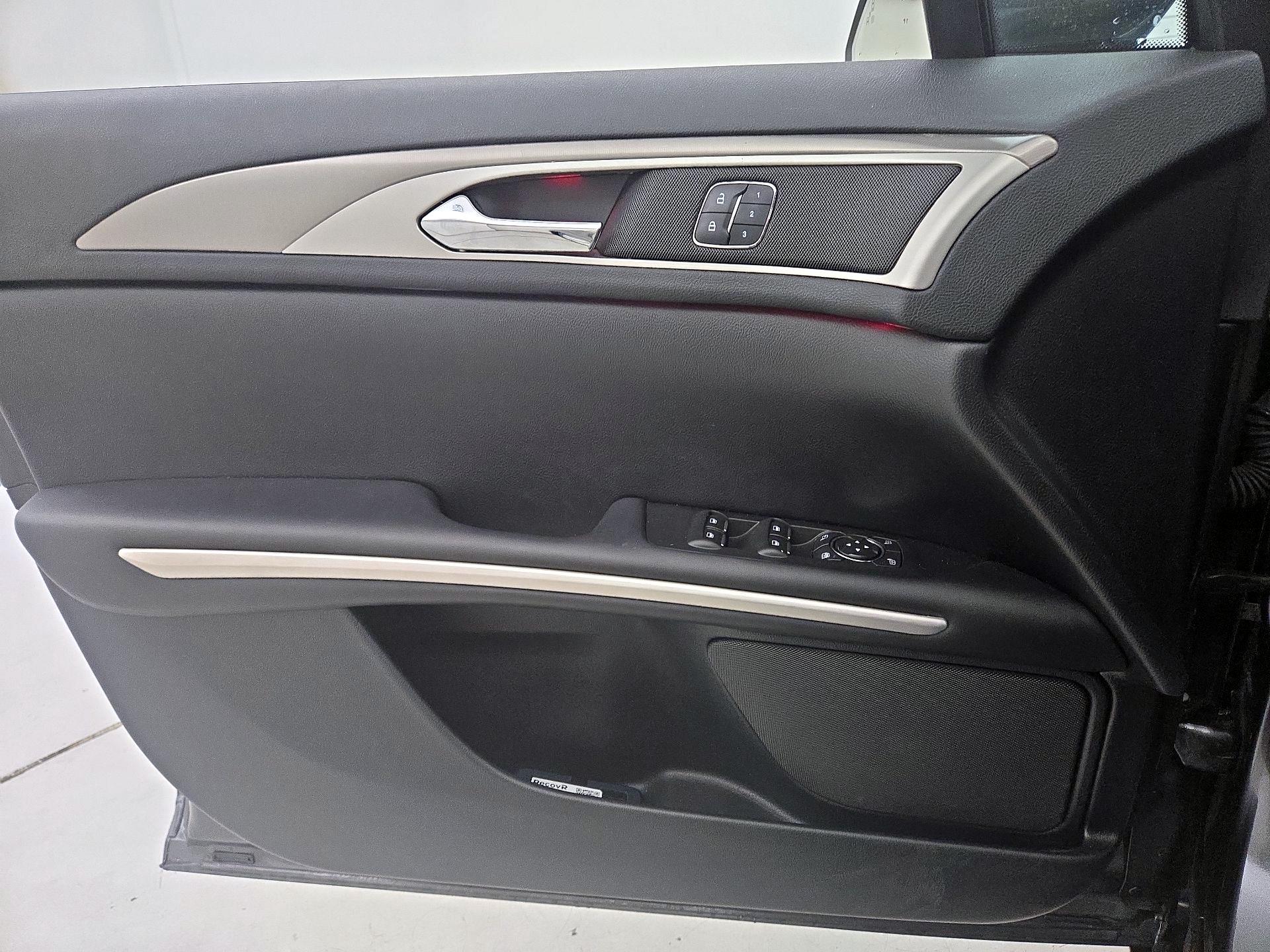 Thumbnail: 2016 Lincoln MKZ - 12