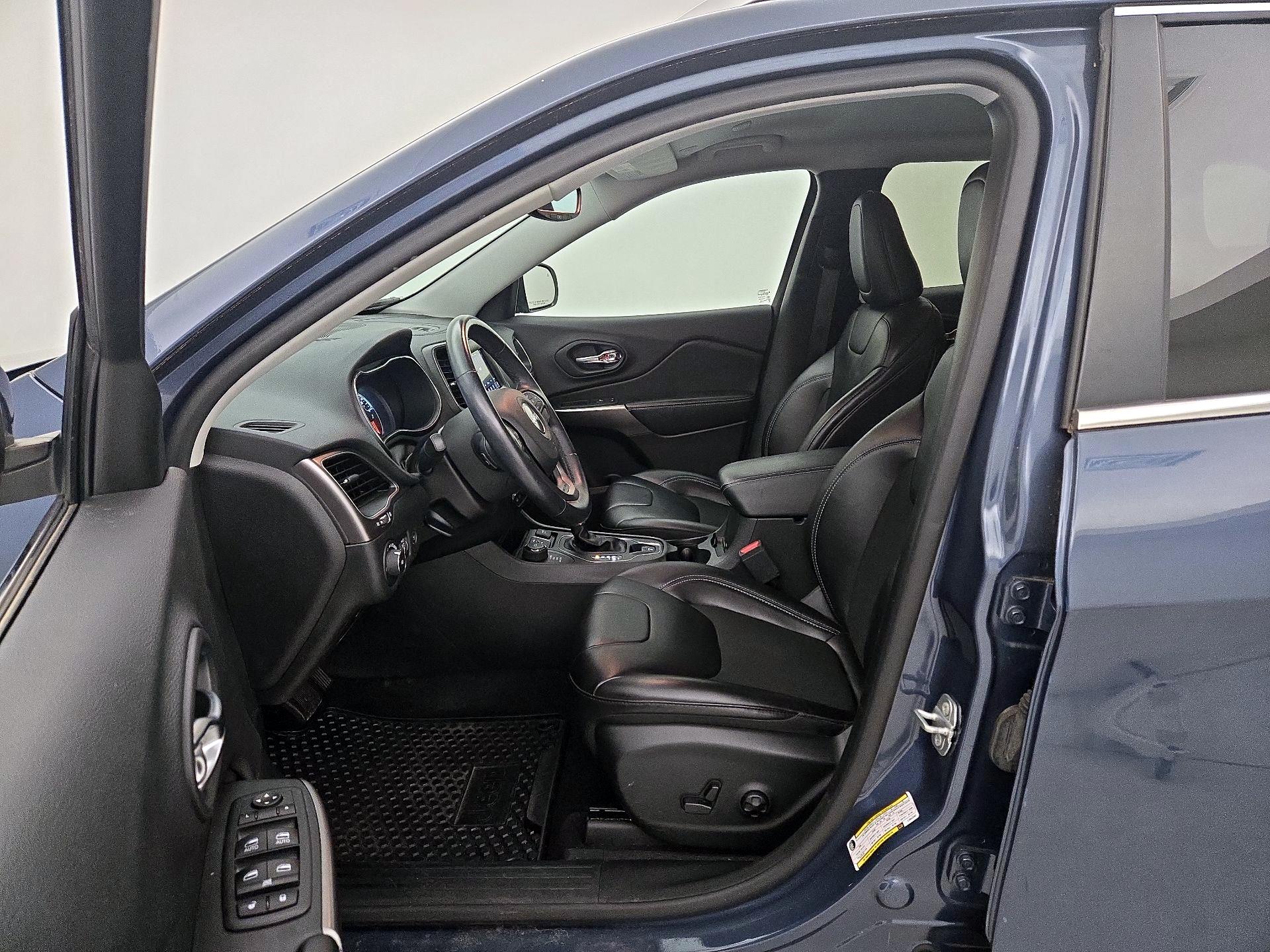 Thumbnail: 2020 Jeep Cherokee - 11