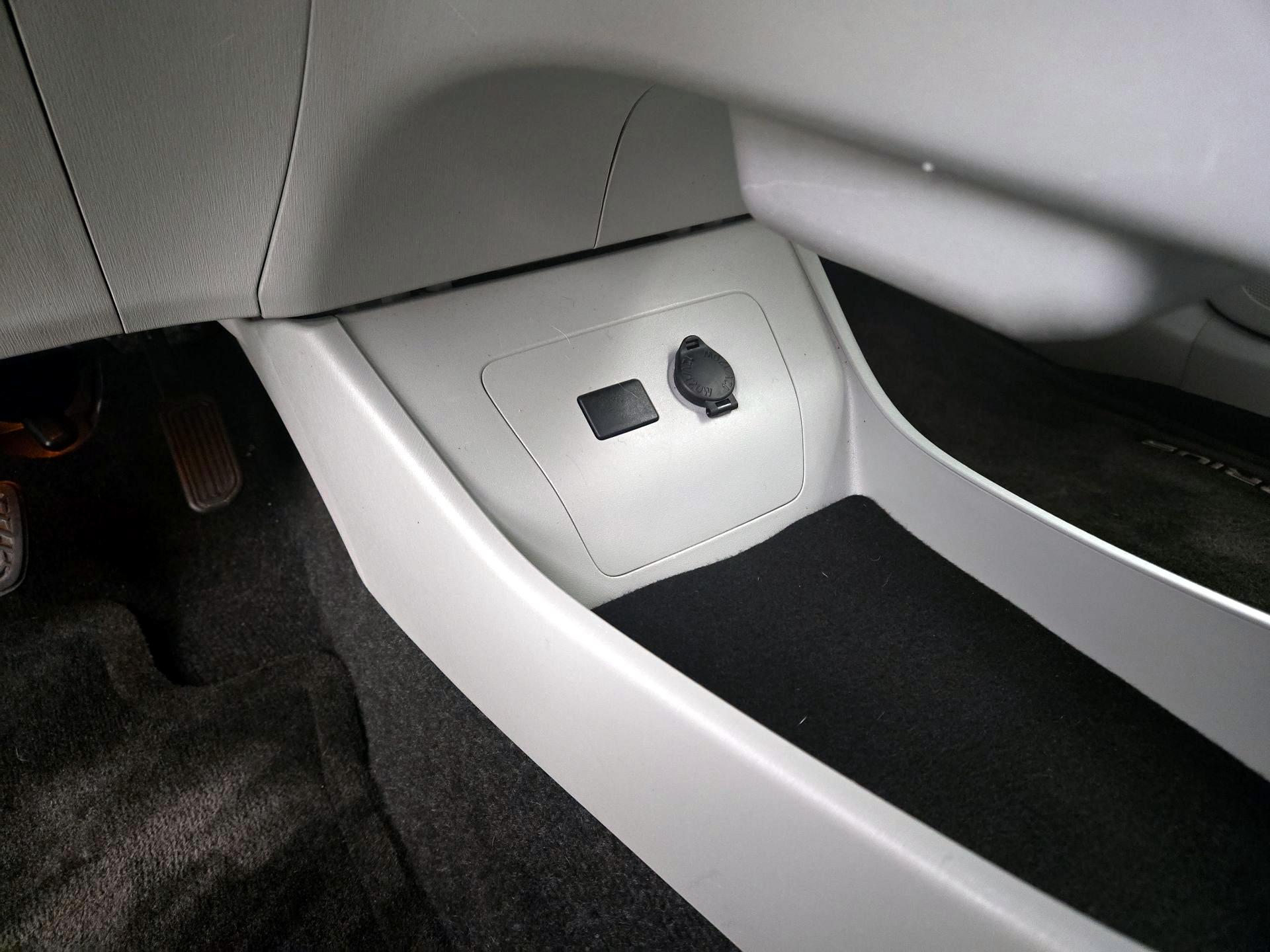 Thumbnail: 2015 Toyota Prius - 18