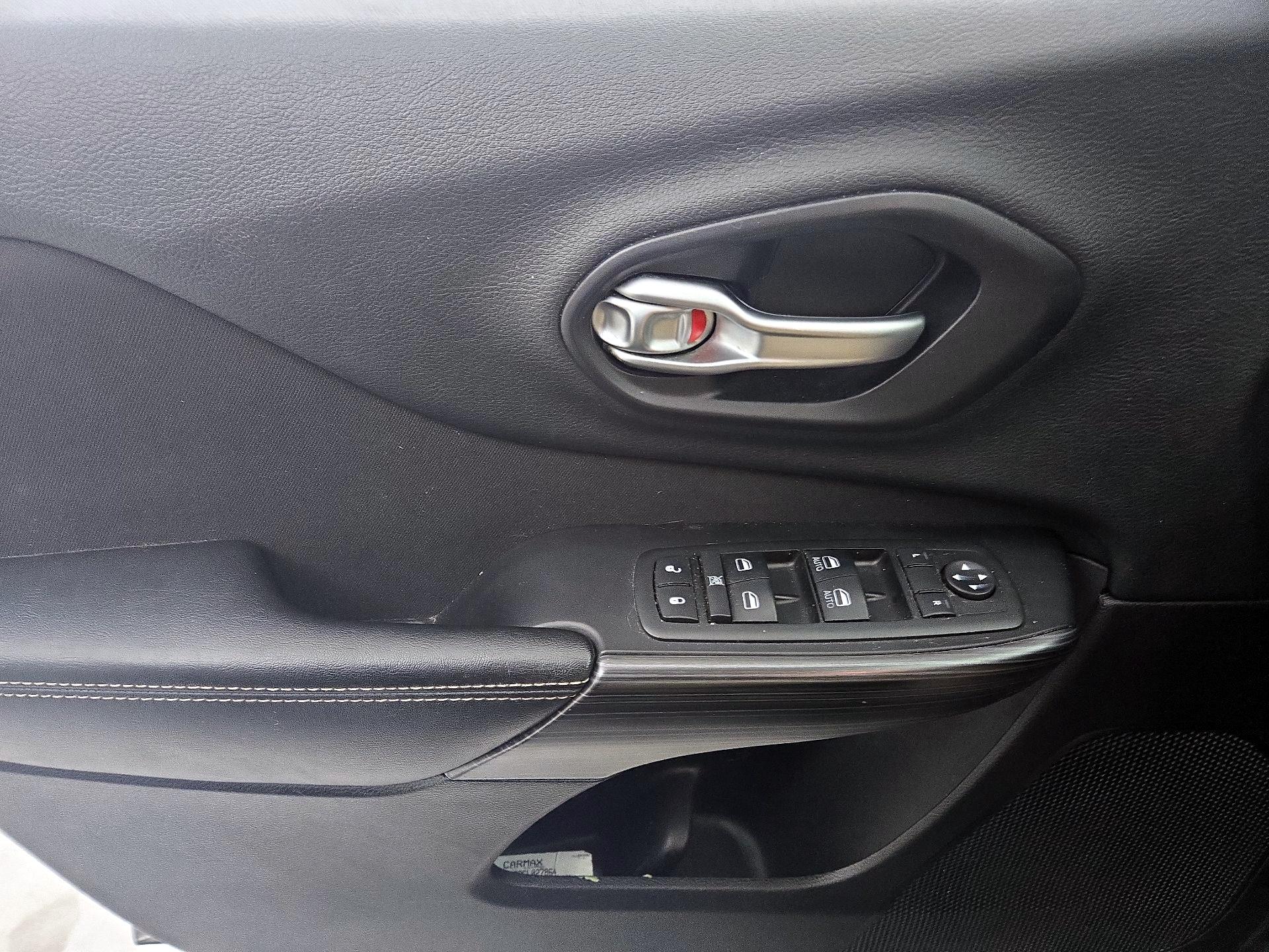 Thumbnail: 2015 Jeep Cherokee - 12
