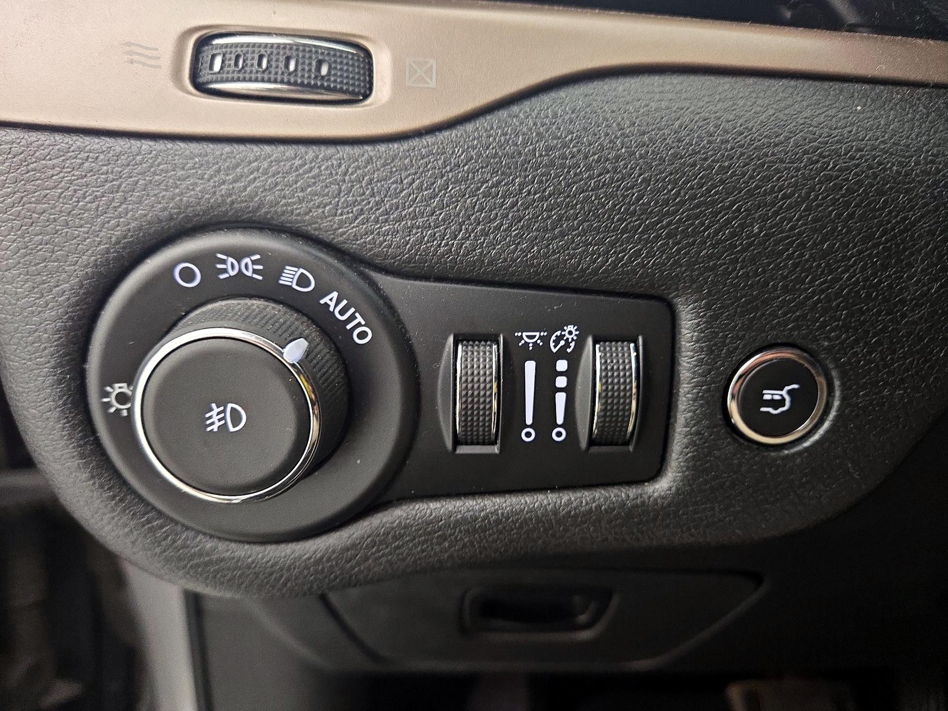 Thumbnail: 2015 Jeep Cherokee - 13
