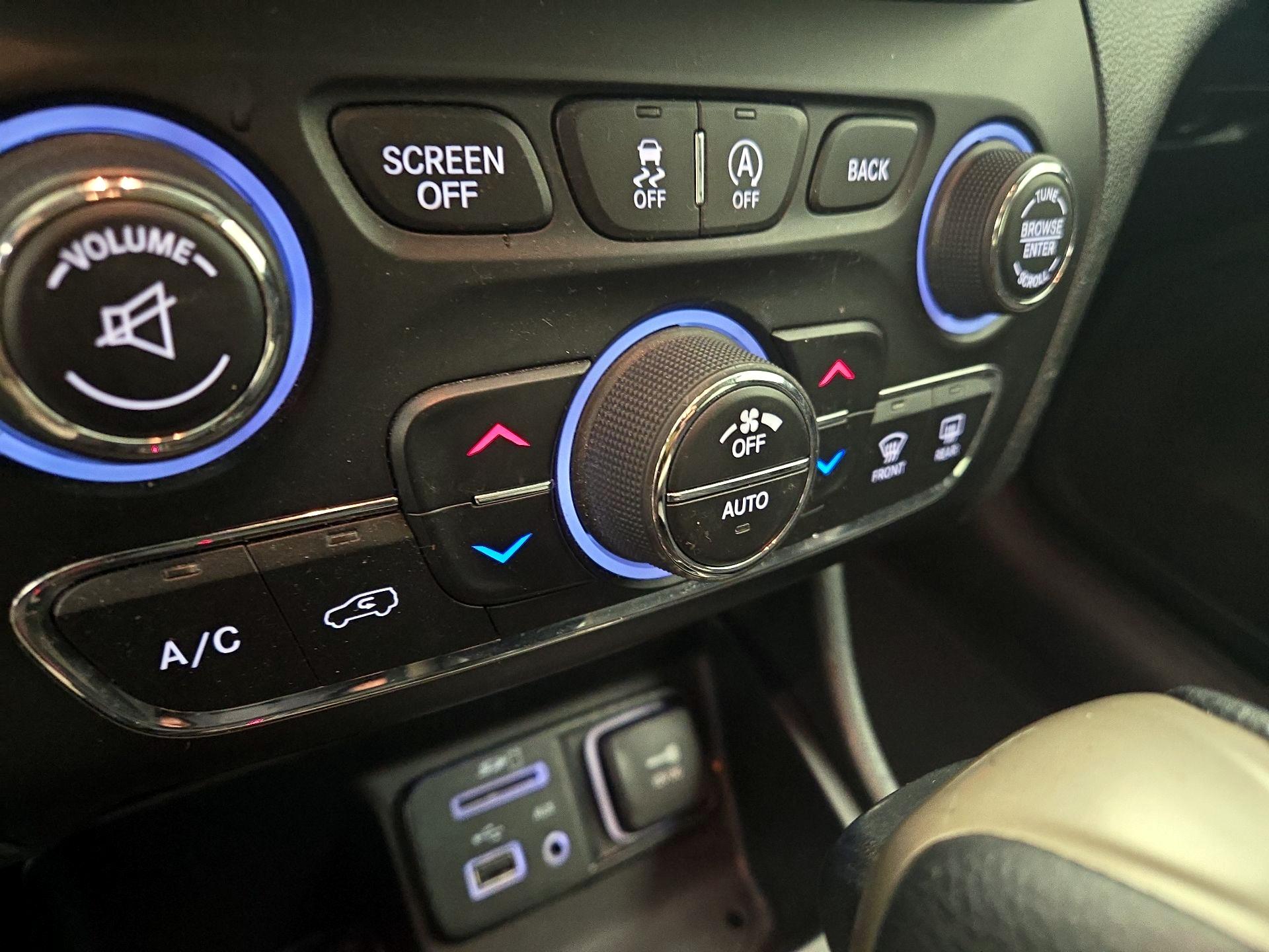 Thumbnail: 2015 Jeep Cherokee - 16