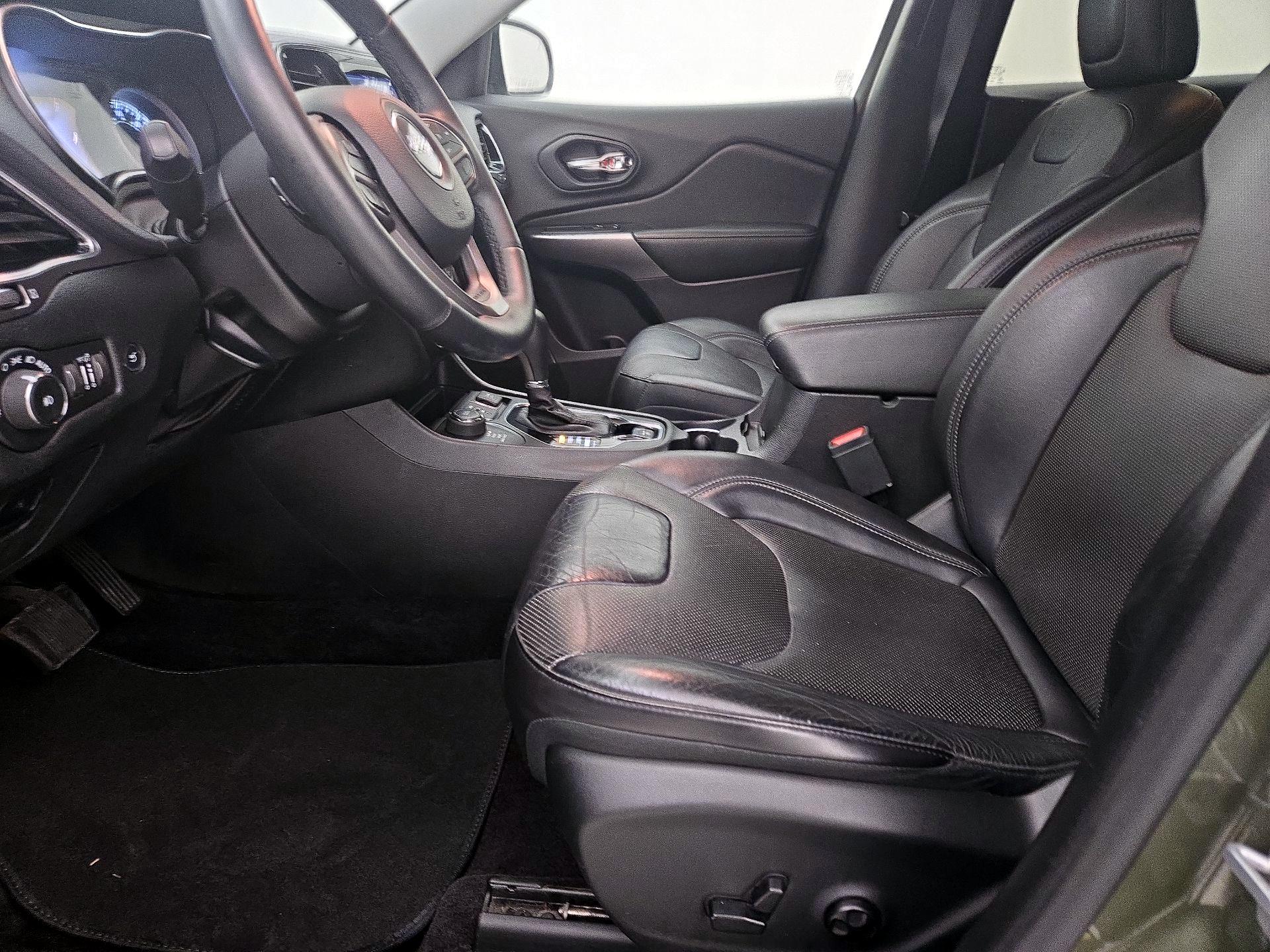 Thumbnail: 2019 Jeep Cherokee - 11