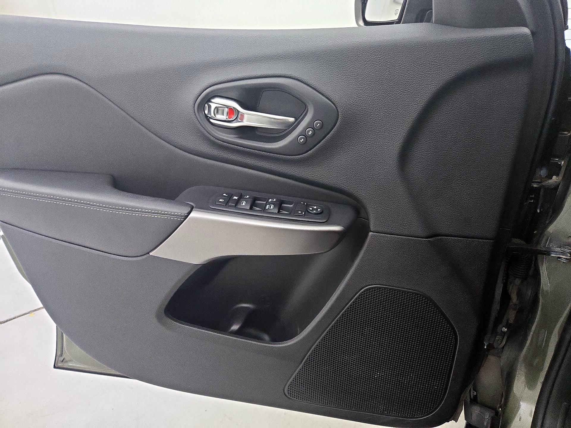 Thumbnail: 2019 Jeep Cherokee - 12