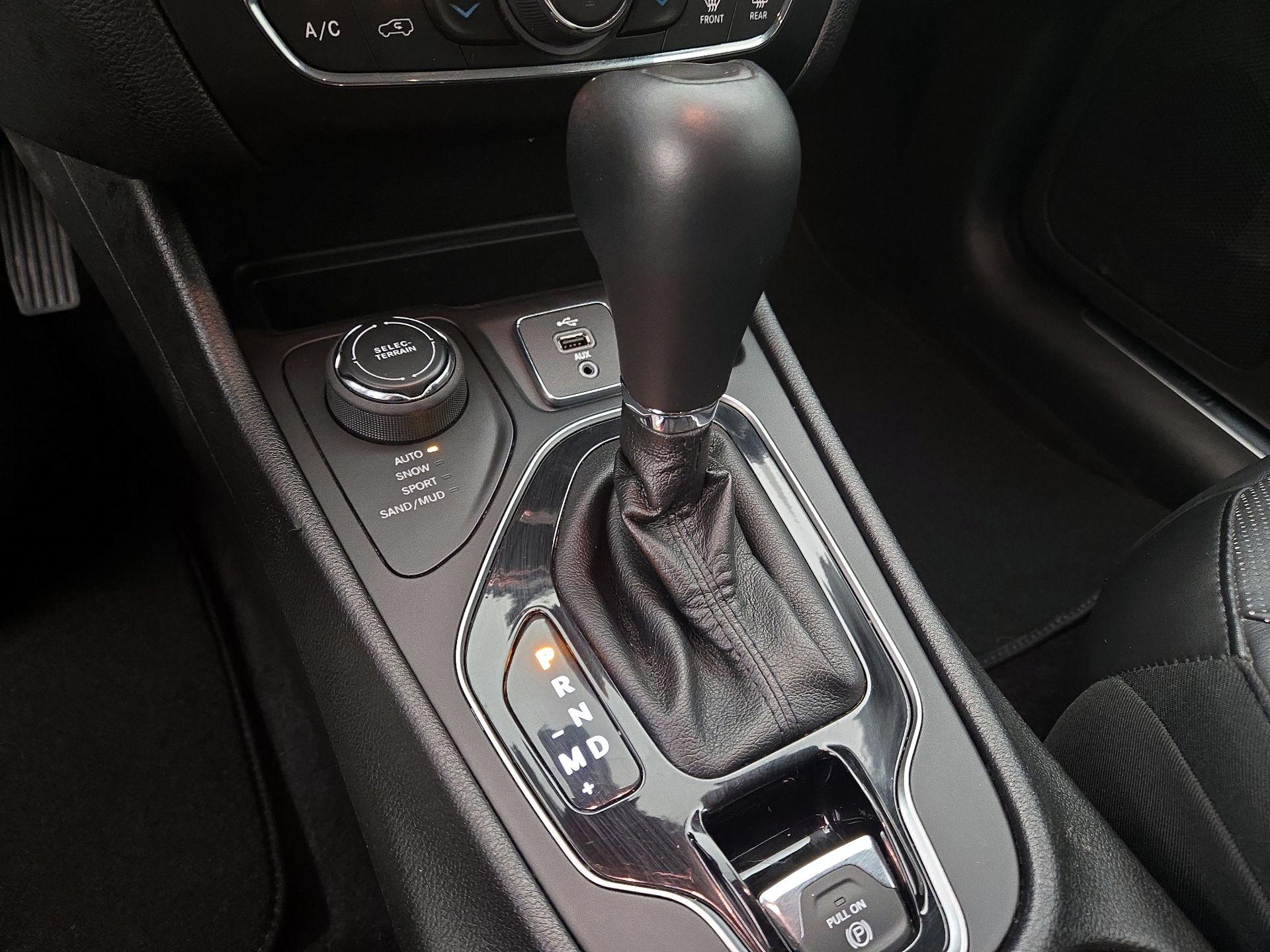 Thumbnail: 2019 Jeep Cherokee - 17