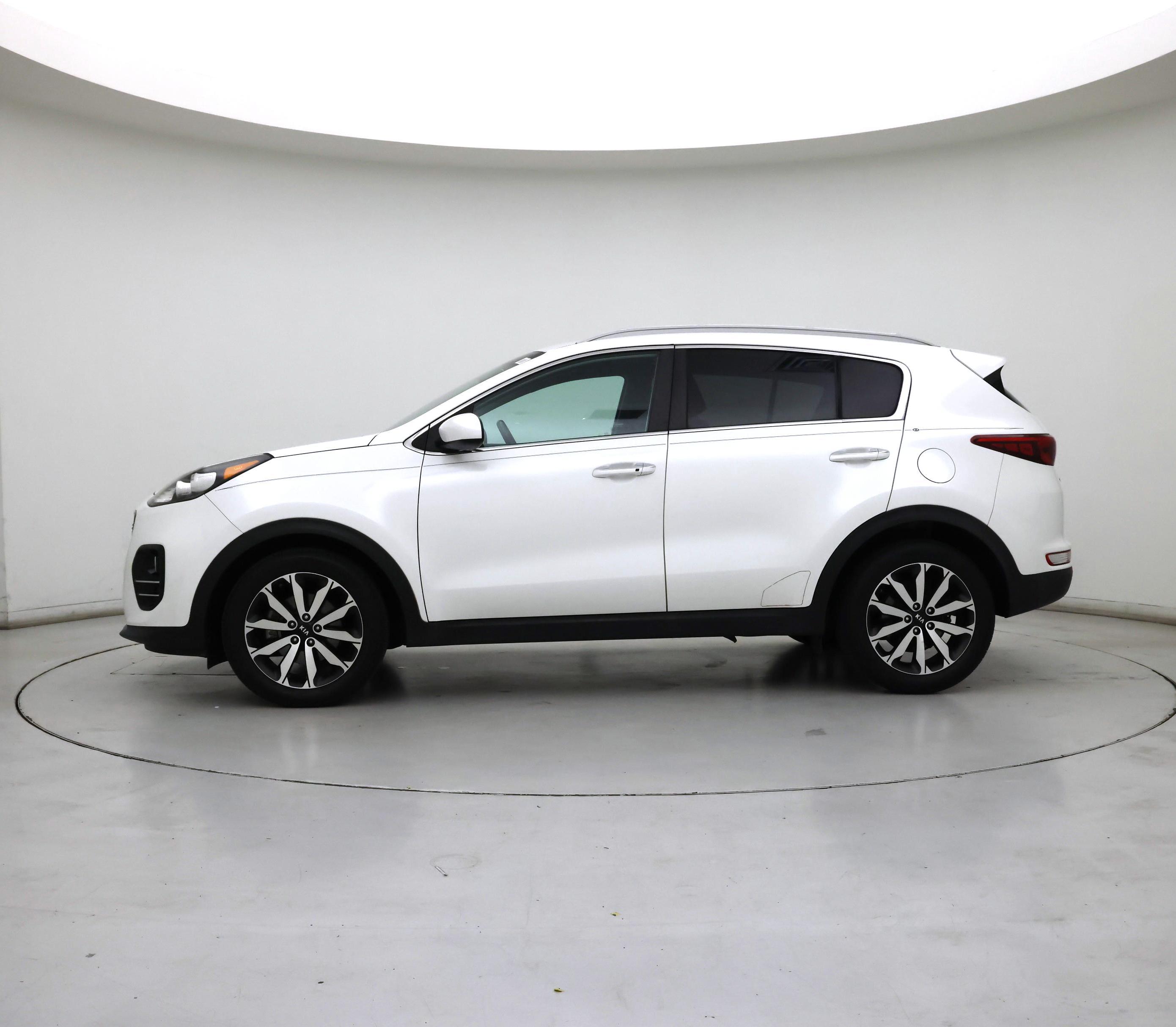 Thumbnail: 2017 Kia Sportage - 3