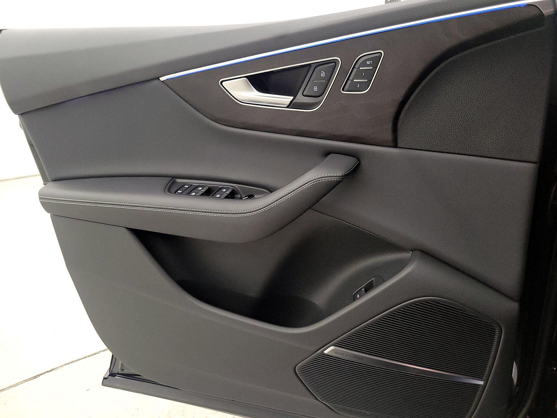 Thumbnail: 2023 Audi Q8 - 12