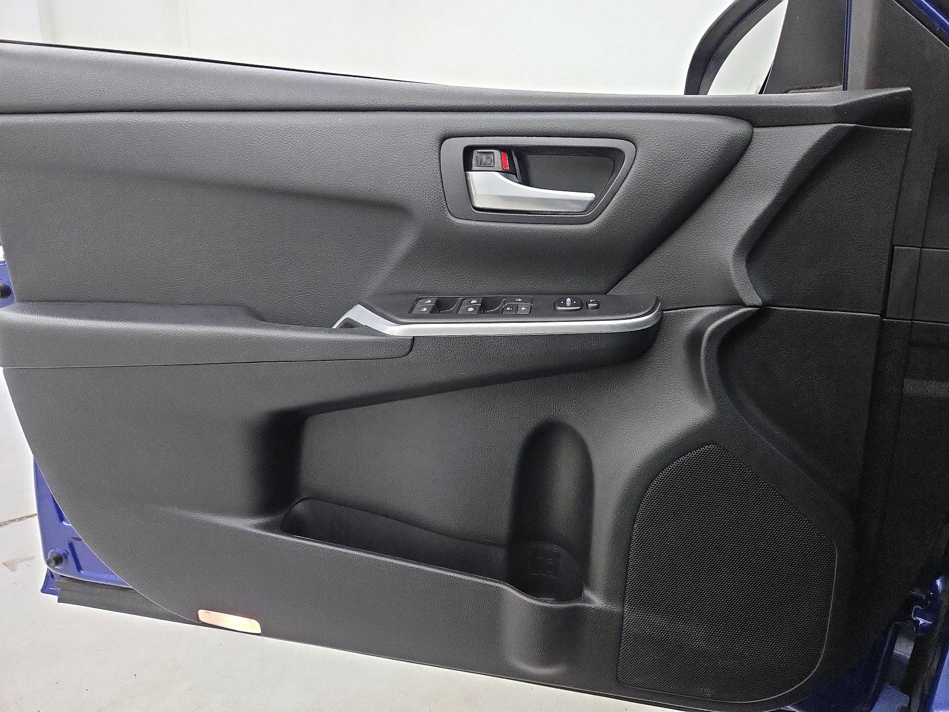 Thumbnail: 2015 Toyota Camry - 12