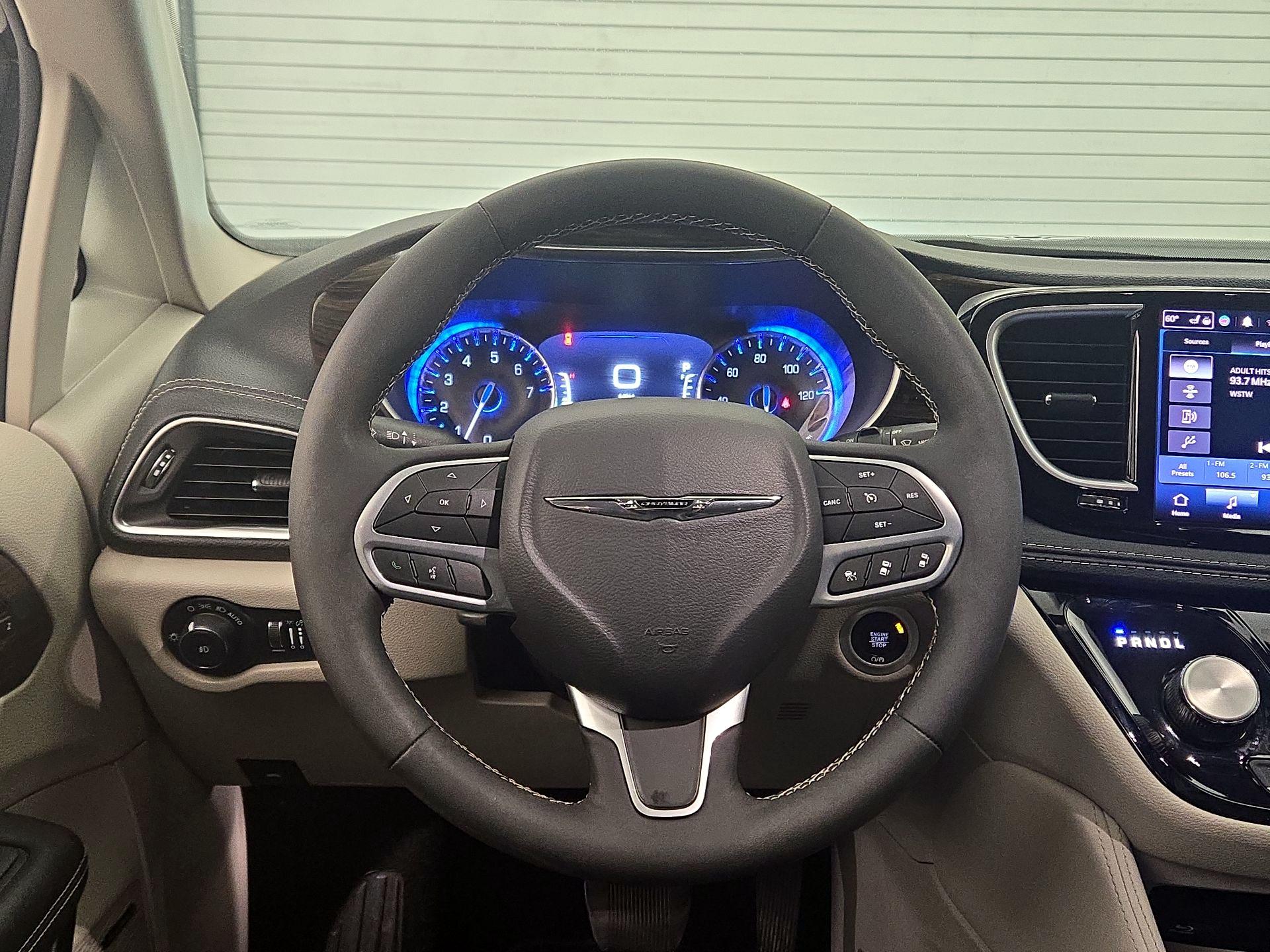 Thumbnail: 2023 Chrysler Pacifica - 10