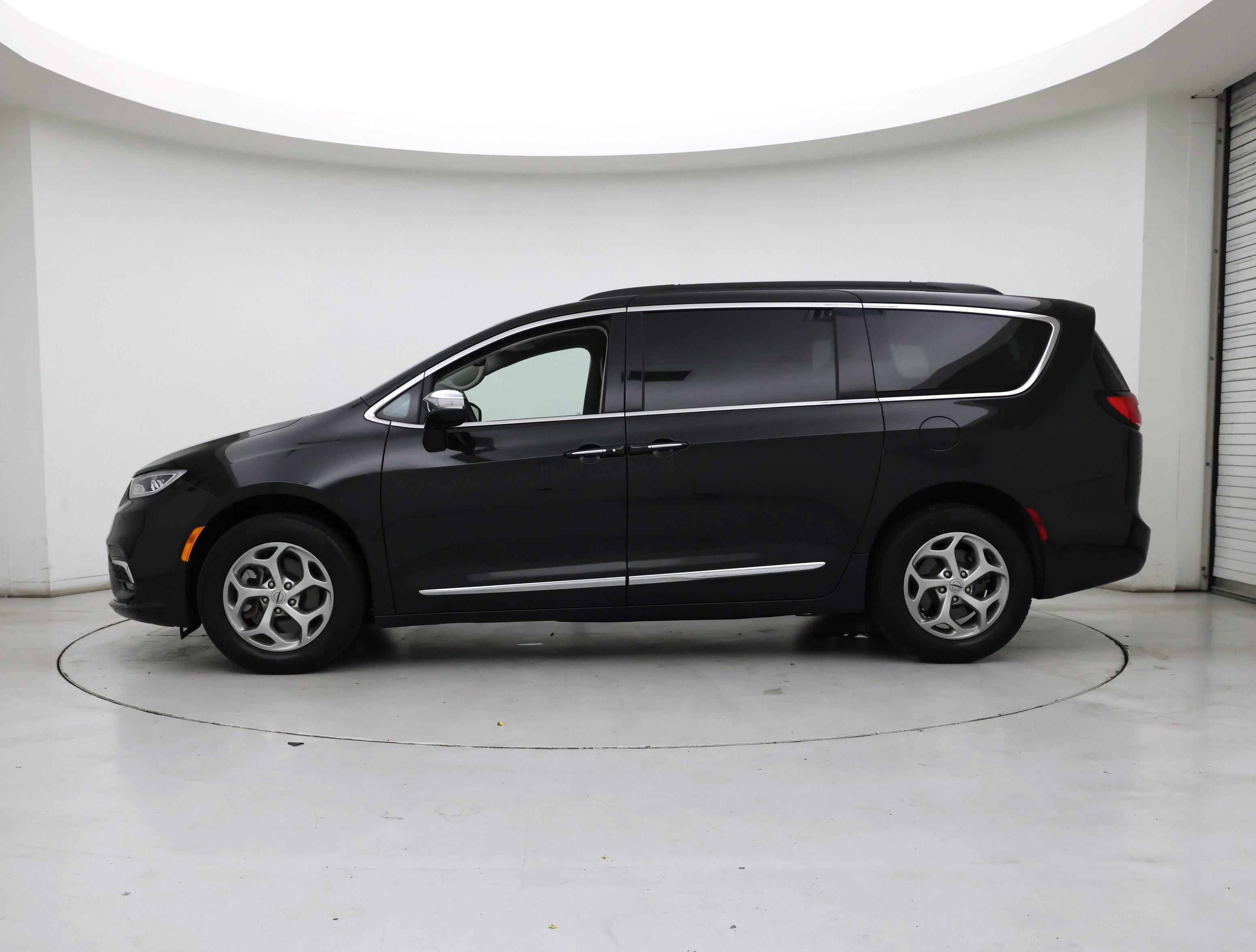 Thumbnail: 2023 Chrysler Pacifica - 3