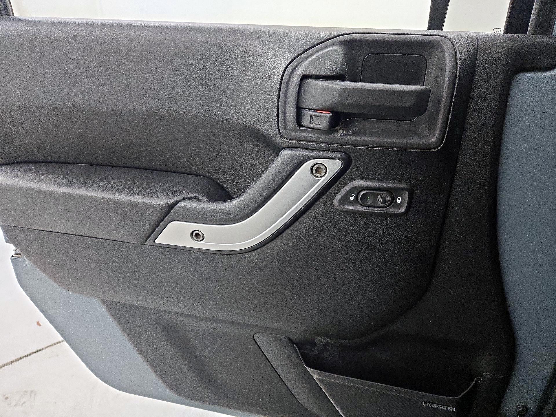 Thumbnail: 2015 Jeep Wrangler - 12
