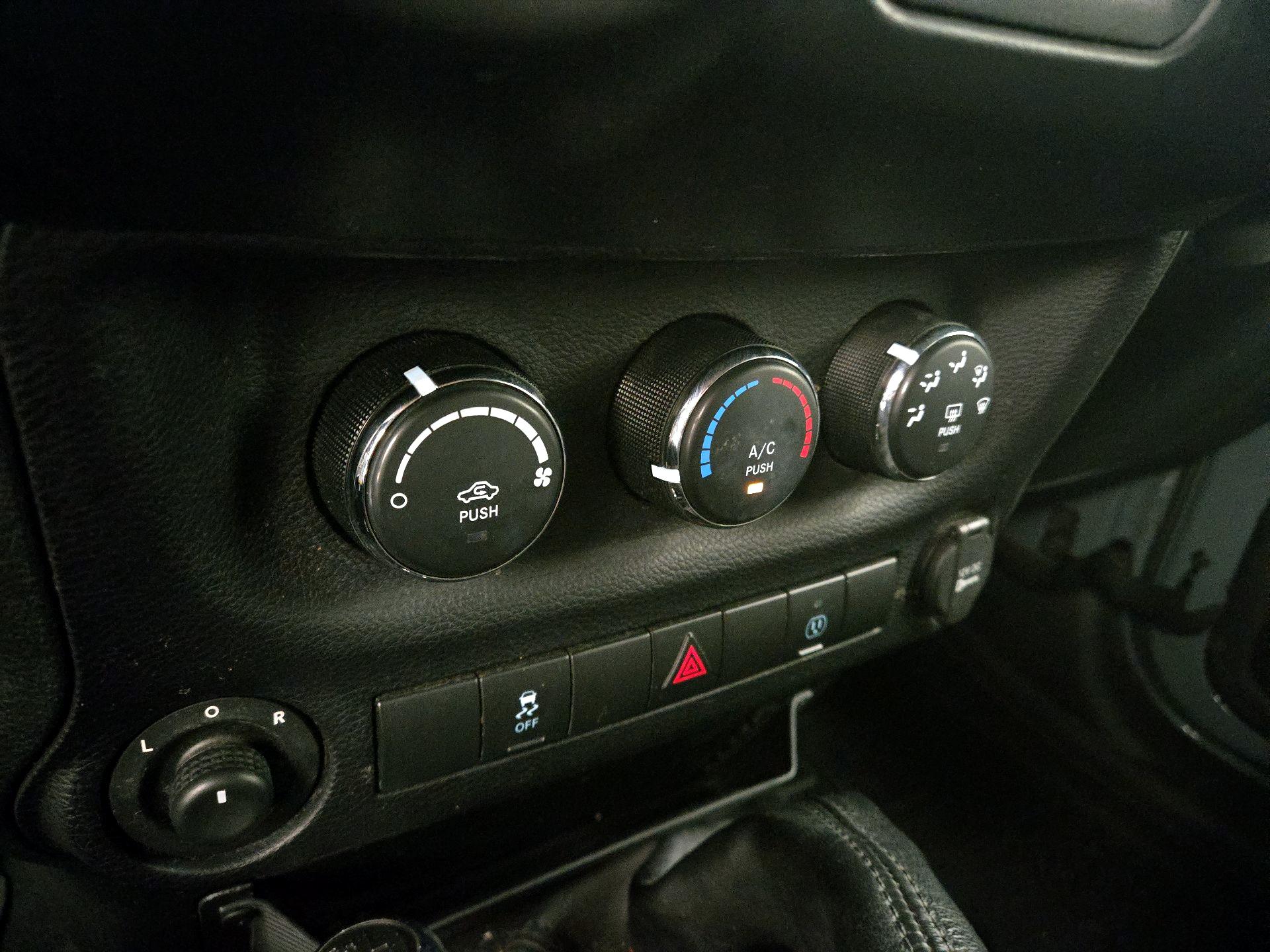 Thumbnail: 2015 Jeep Wrangler - 14