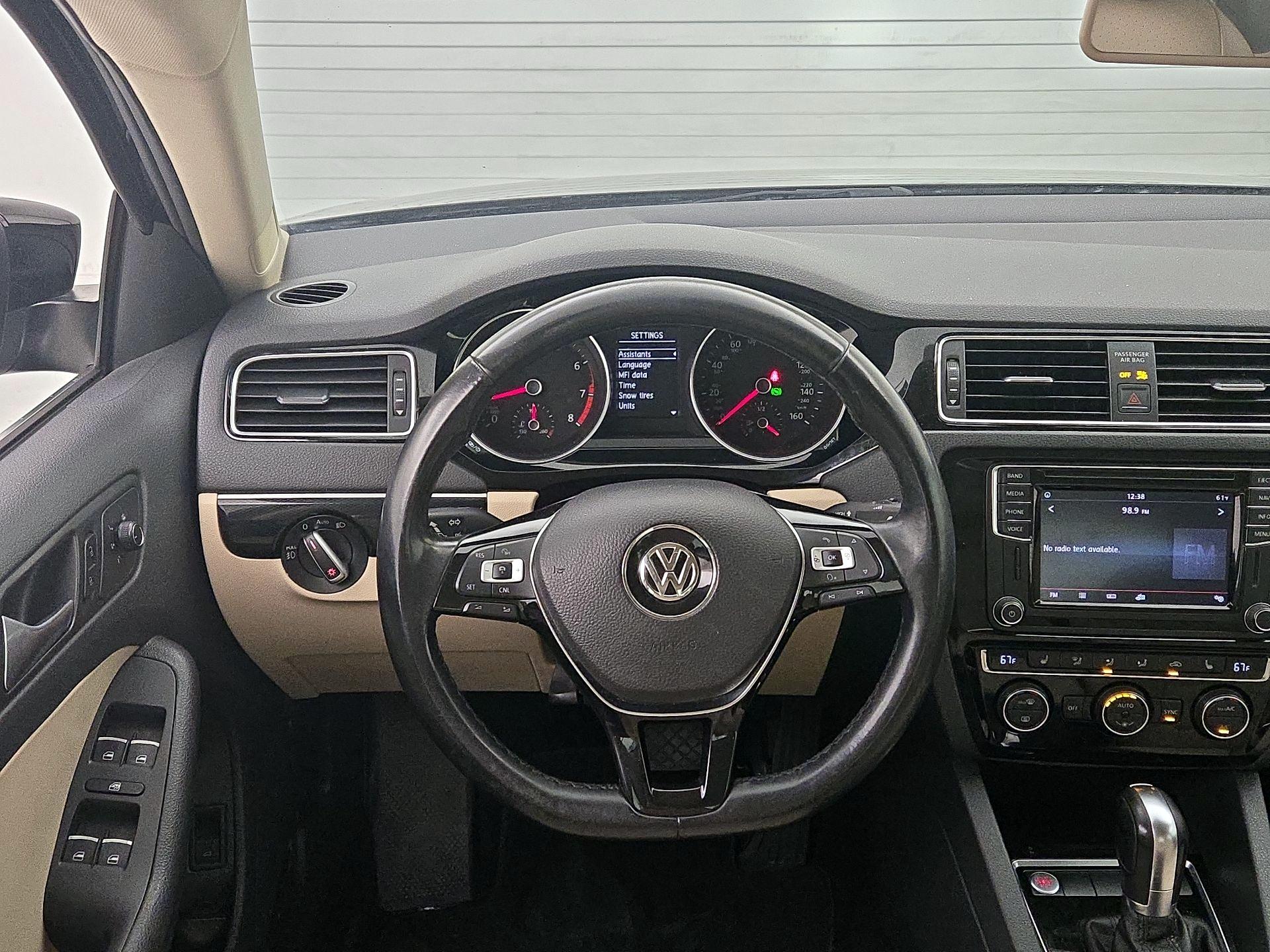 Thumbnail: 2017 Volkswagen Jetta - 10