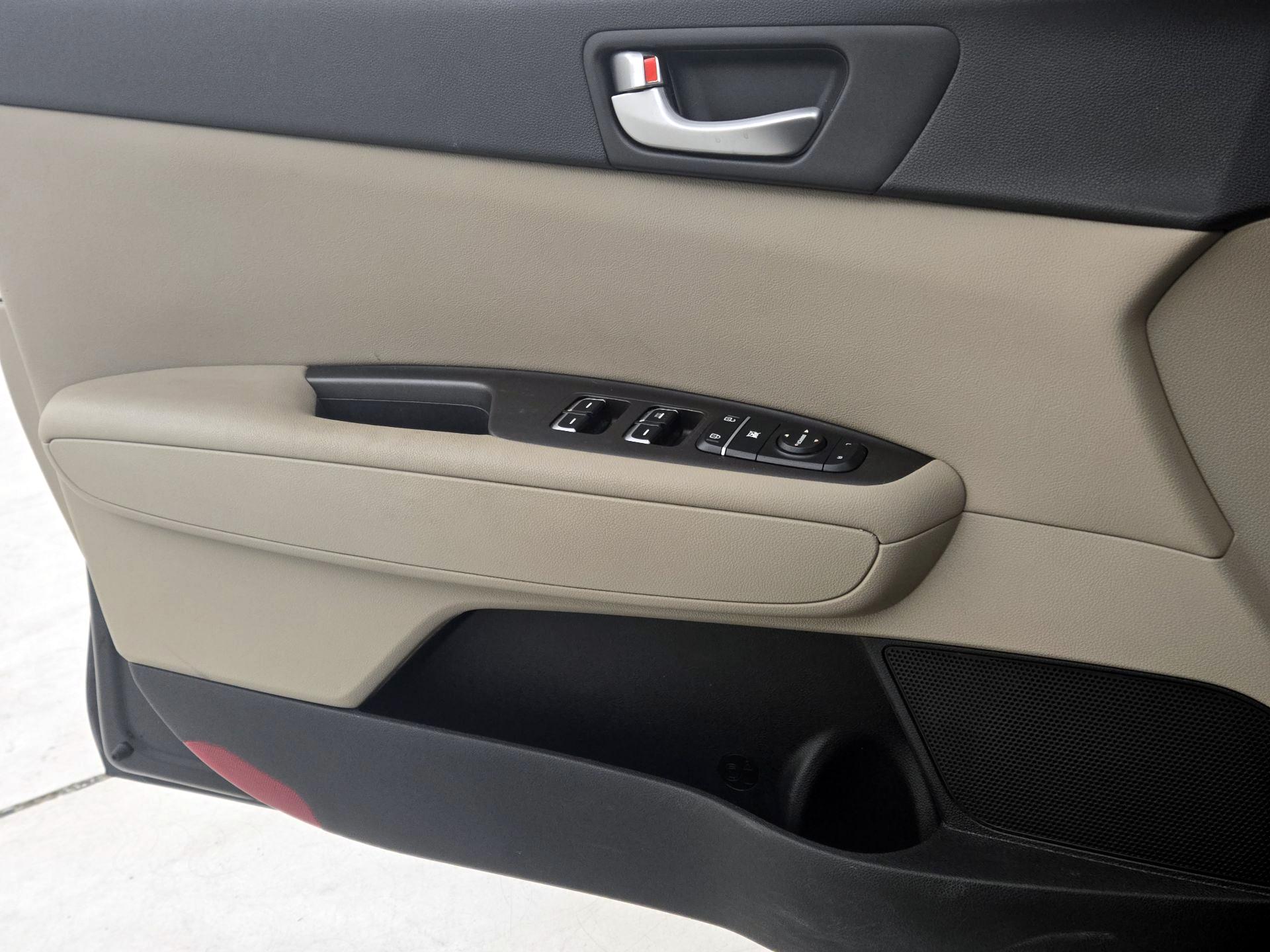 Thumbnail: 2016 Kia Optima - 12