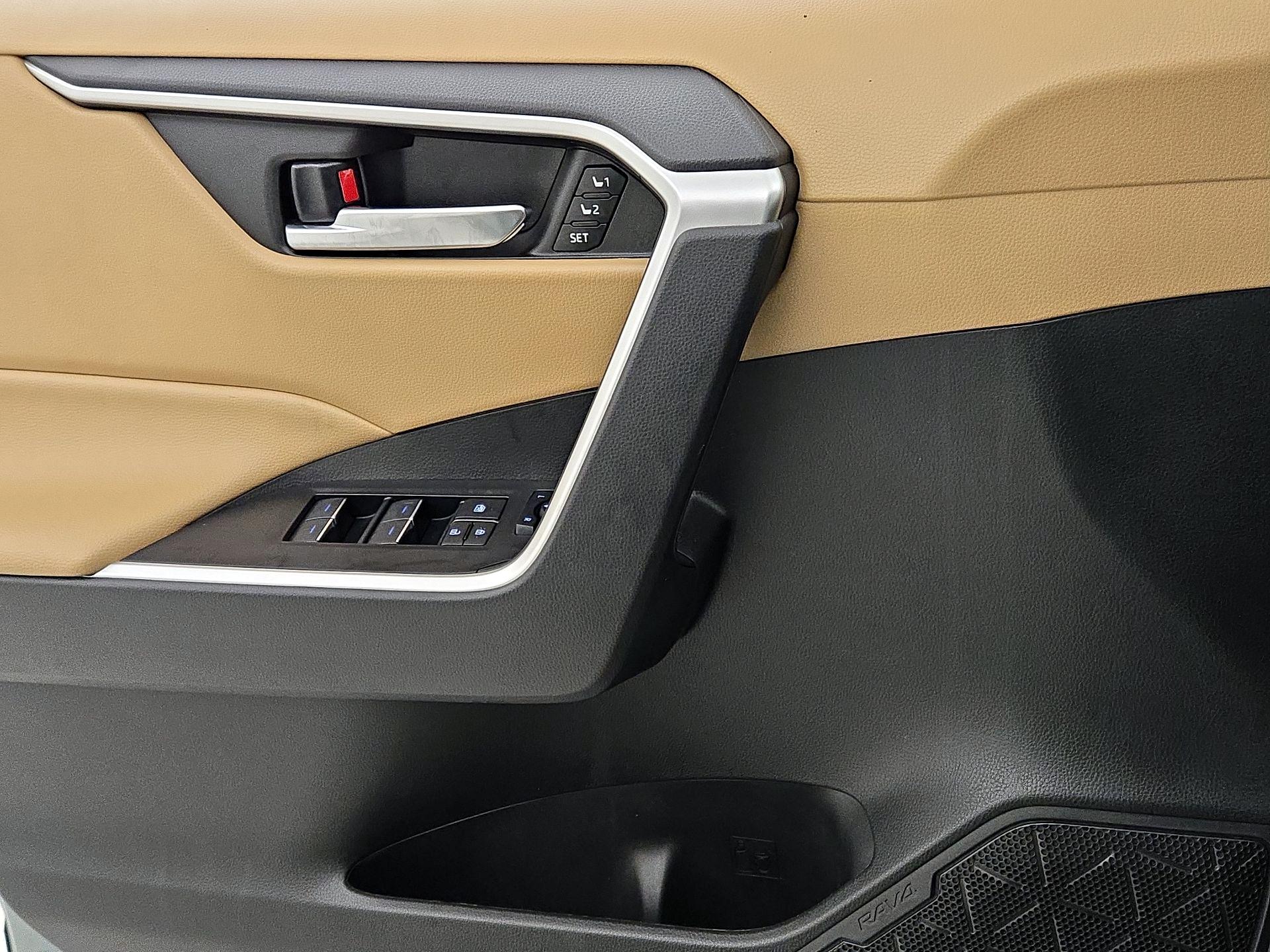 Thumbnail: 2022 Toyota RAV4 - 12