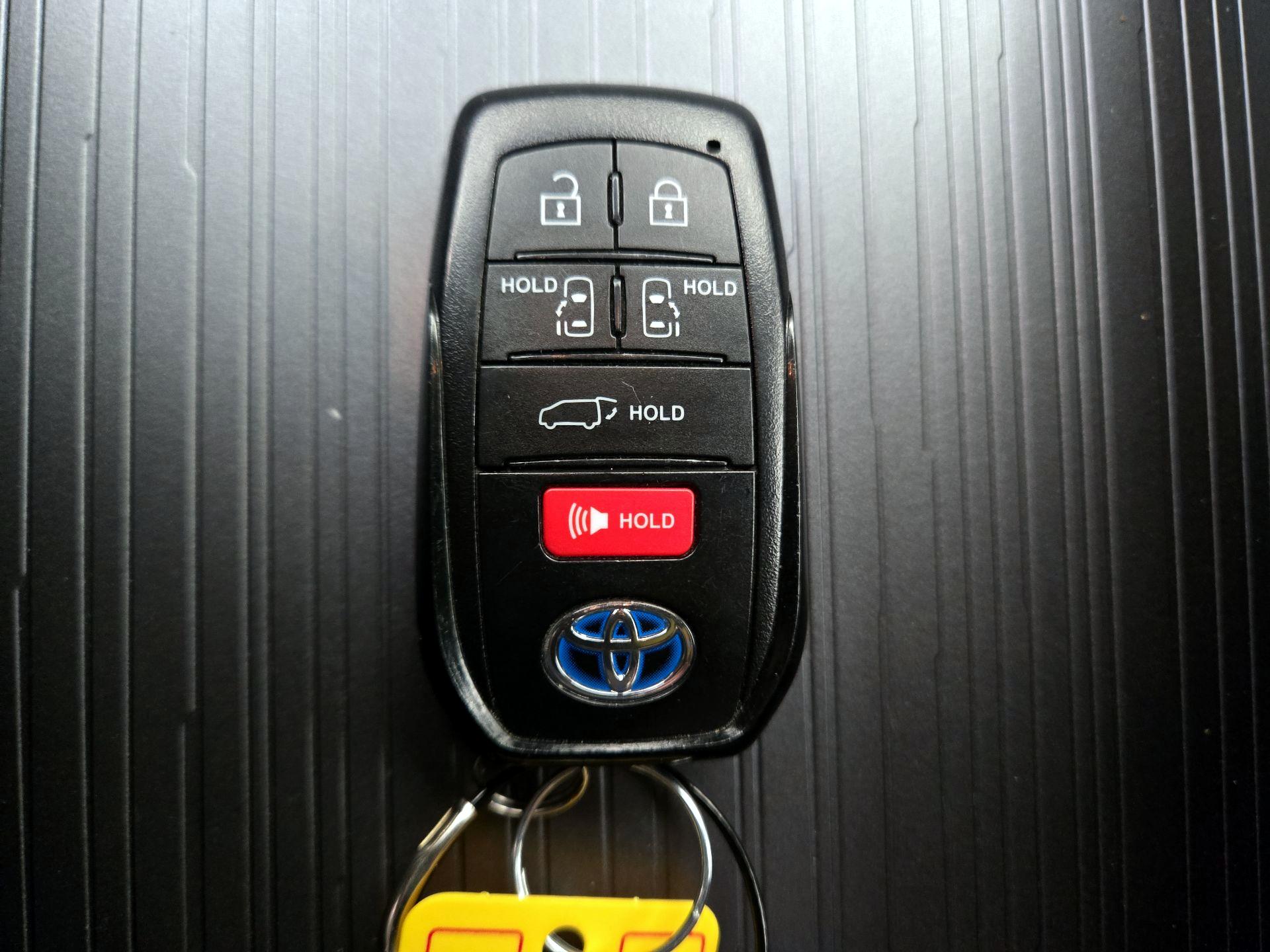 Thumbnail: 2025 Toyota Sienna - 20