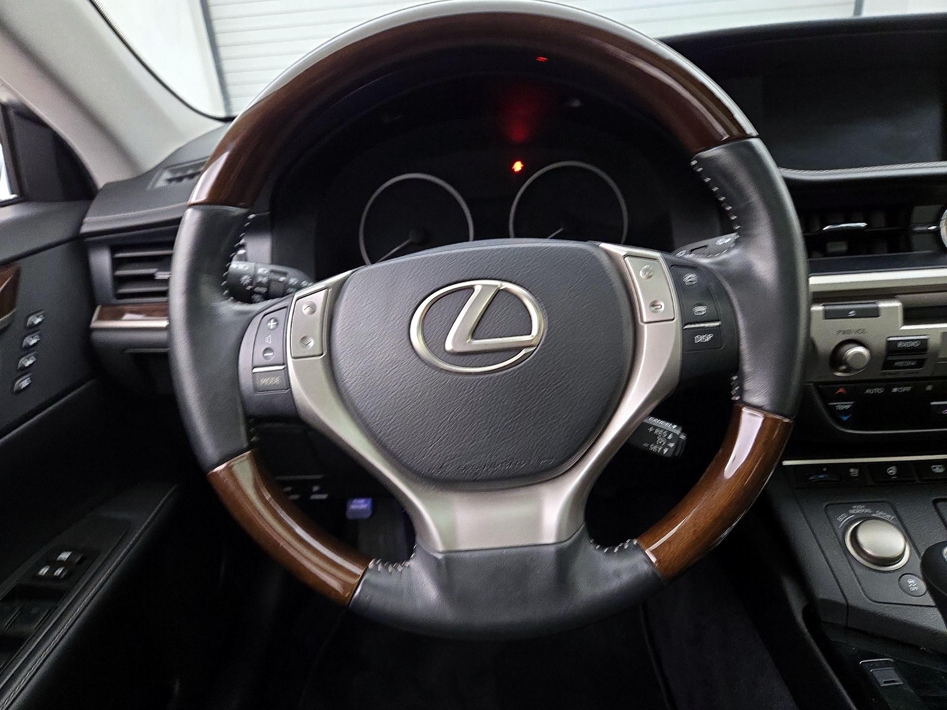 Thumbnail: 2015 Lexus ES - 10
