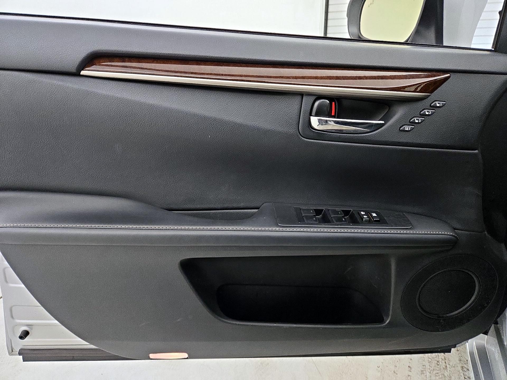 Thumbnail: 2015 Lexus ES - 12