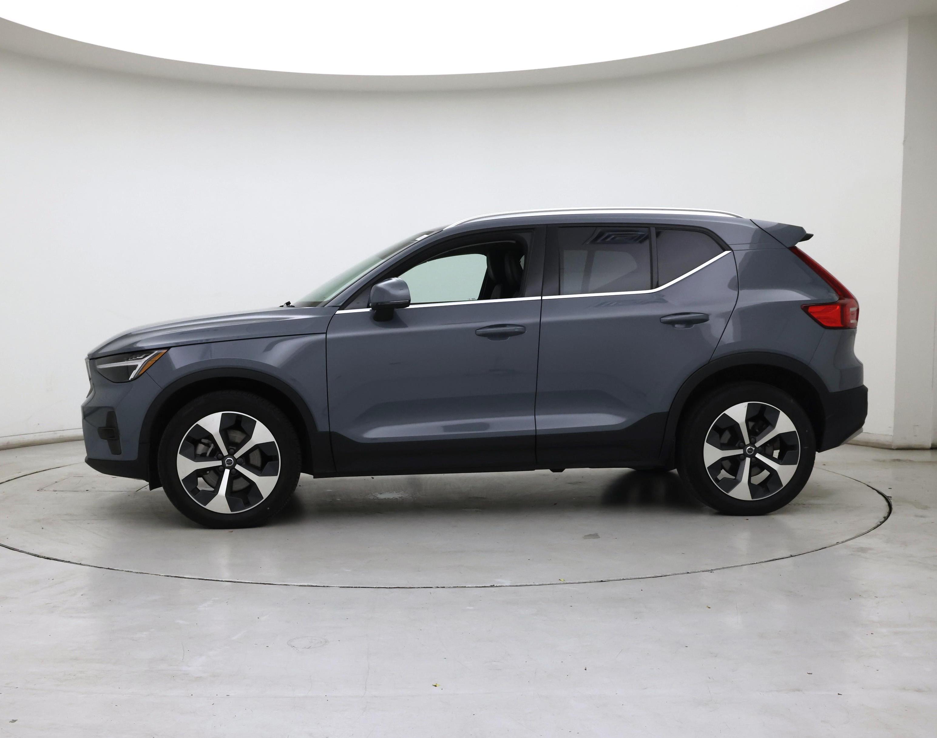Thumbnail: 2023 Volvo XC40 - 3