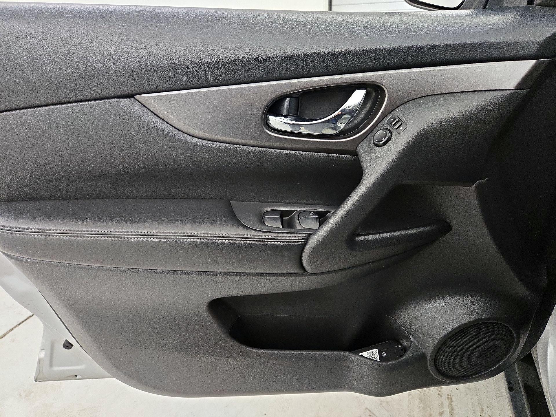 Thumbnail: 2016 Nissan Rogue - 12