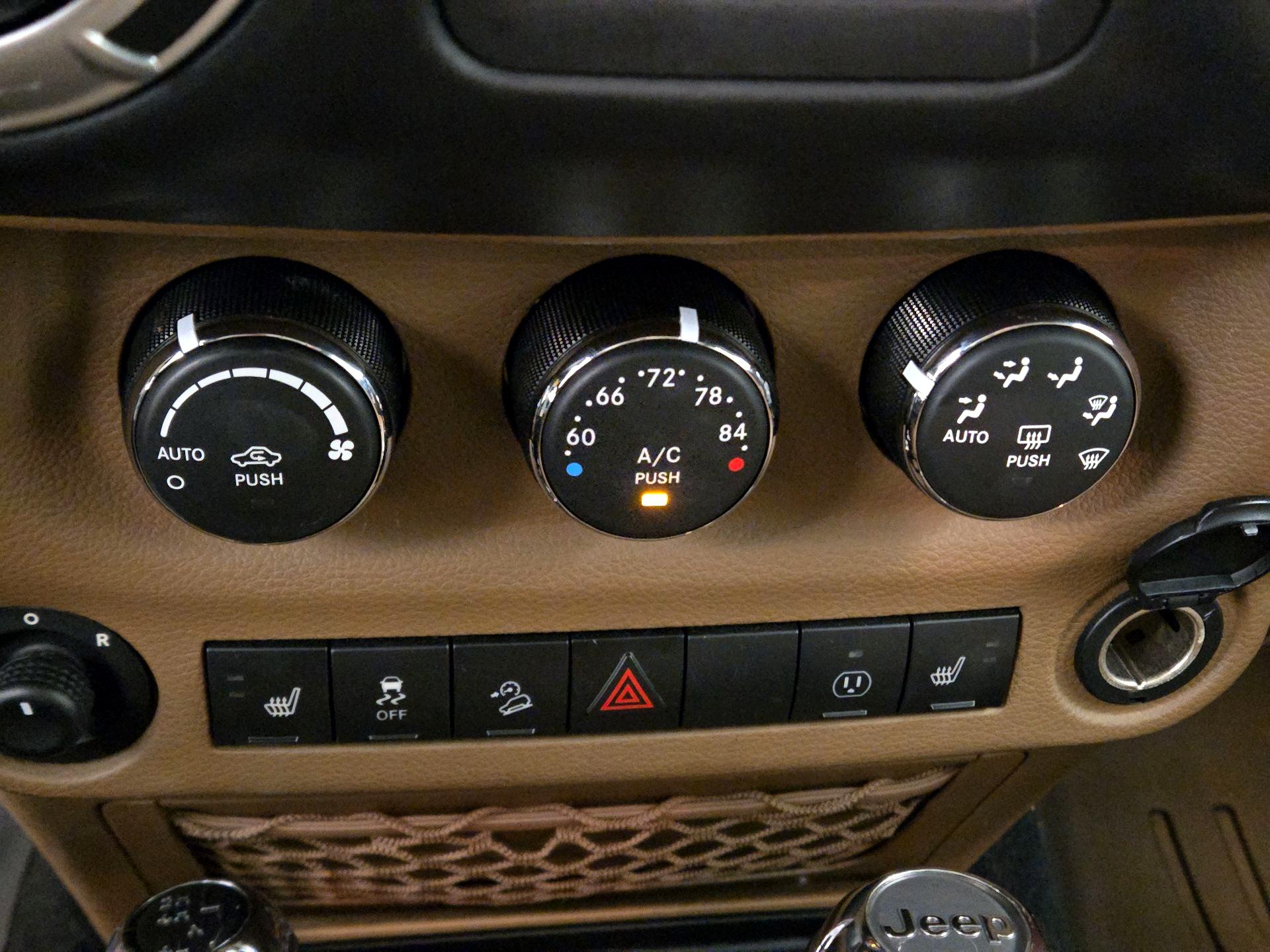 Thumbnail: 2015 Jeep Wrangler - 14