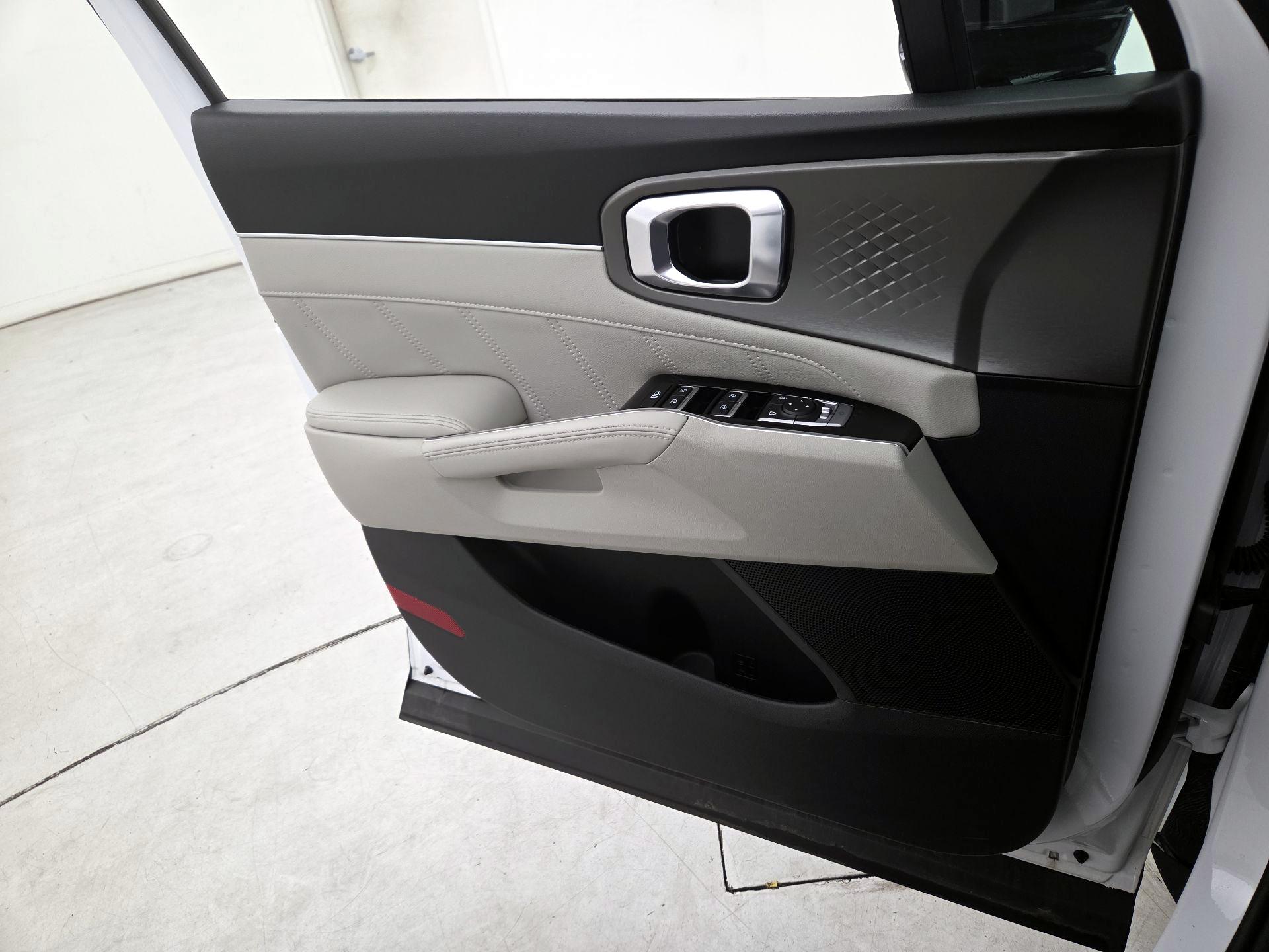 Thumbnail: 2023 Kia Sorento - 12