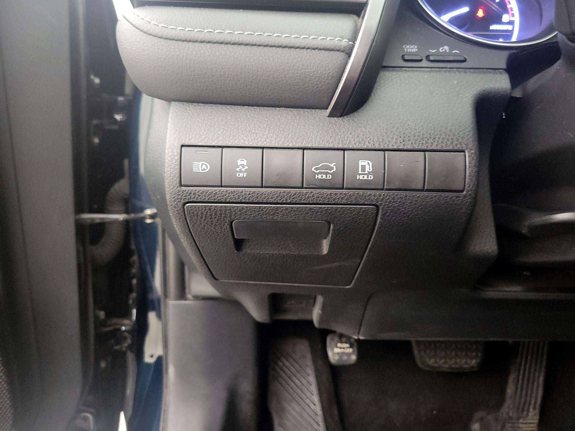 Thumbnail: 2019 Toyota Camry - 13