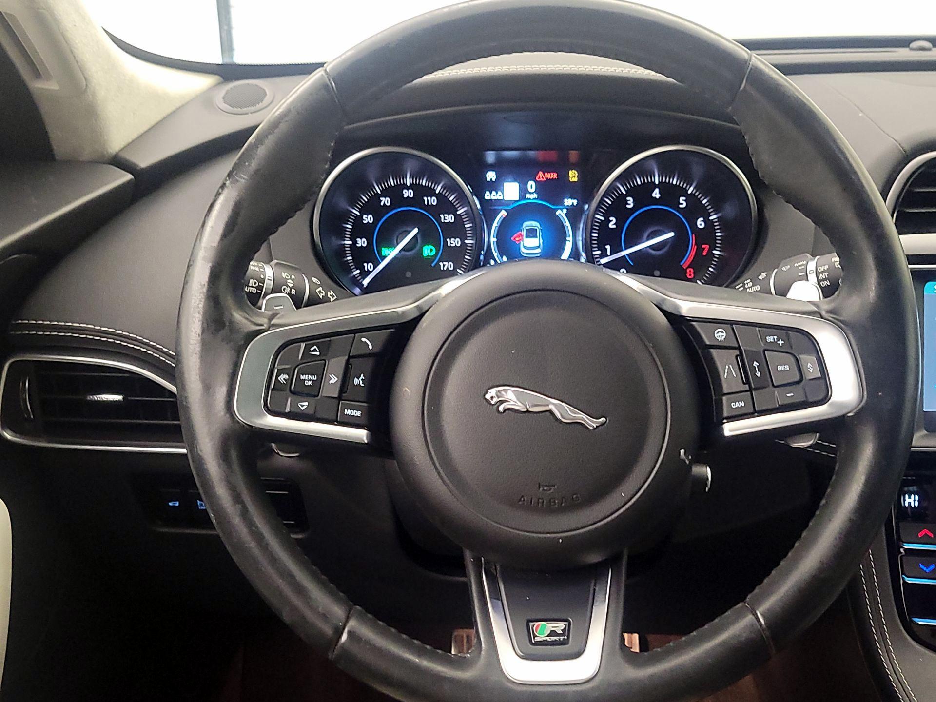 Thumbnail: 2020 Jaguar F-Pace - 10