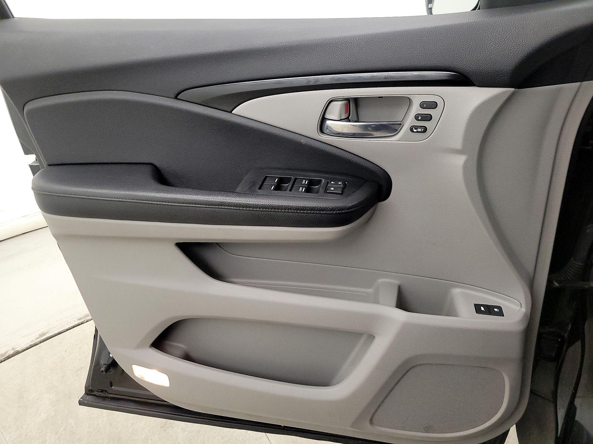 Thumbnail: 2017 Honda Pilot - 12