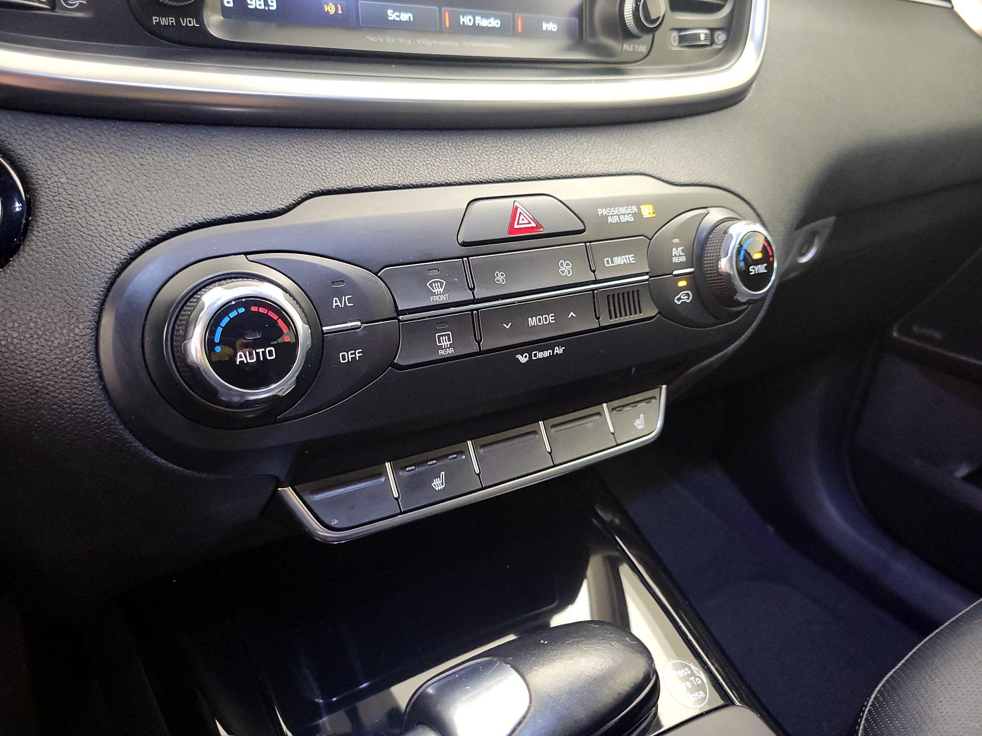 Thumbnail: 2016 Kia Sorento - 16