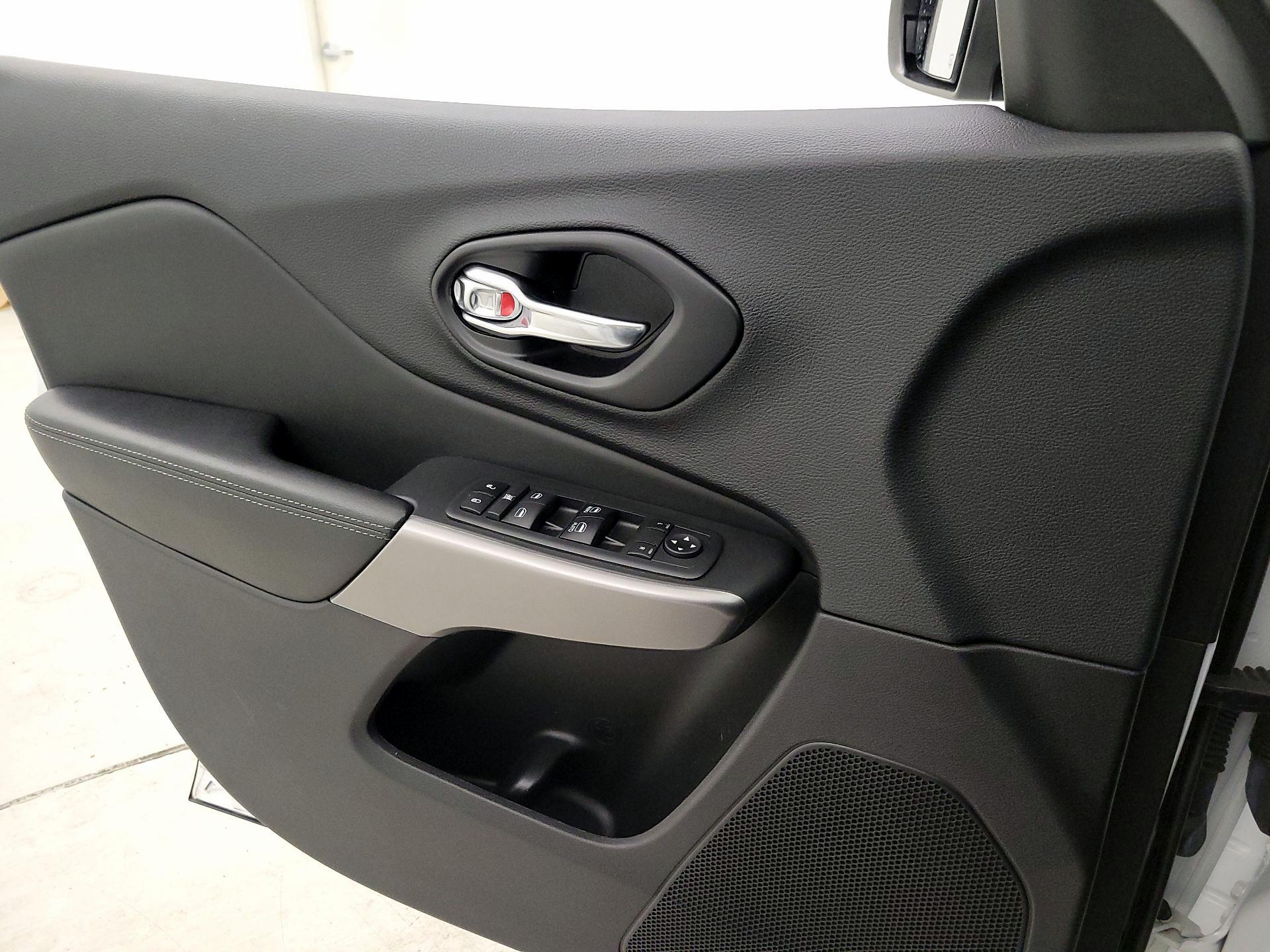 Thumbnail: 2021 Jeep Cherokee - 12