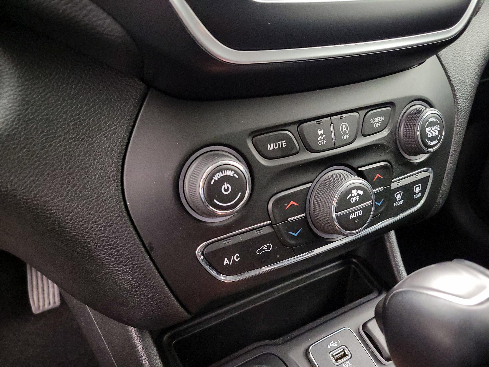 Thumbnail: 2021 Jeep Cherokee - 16