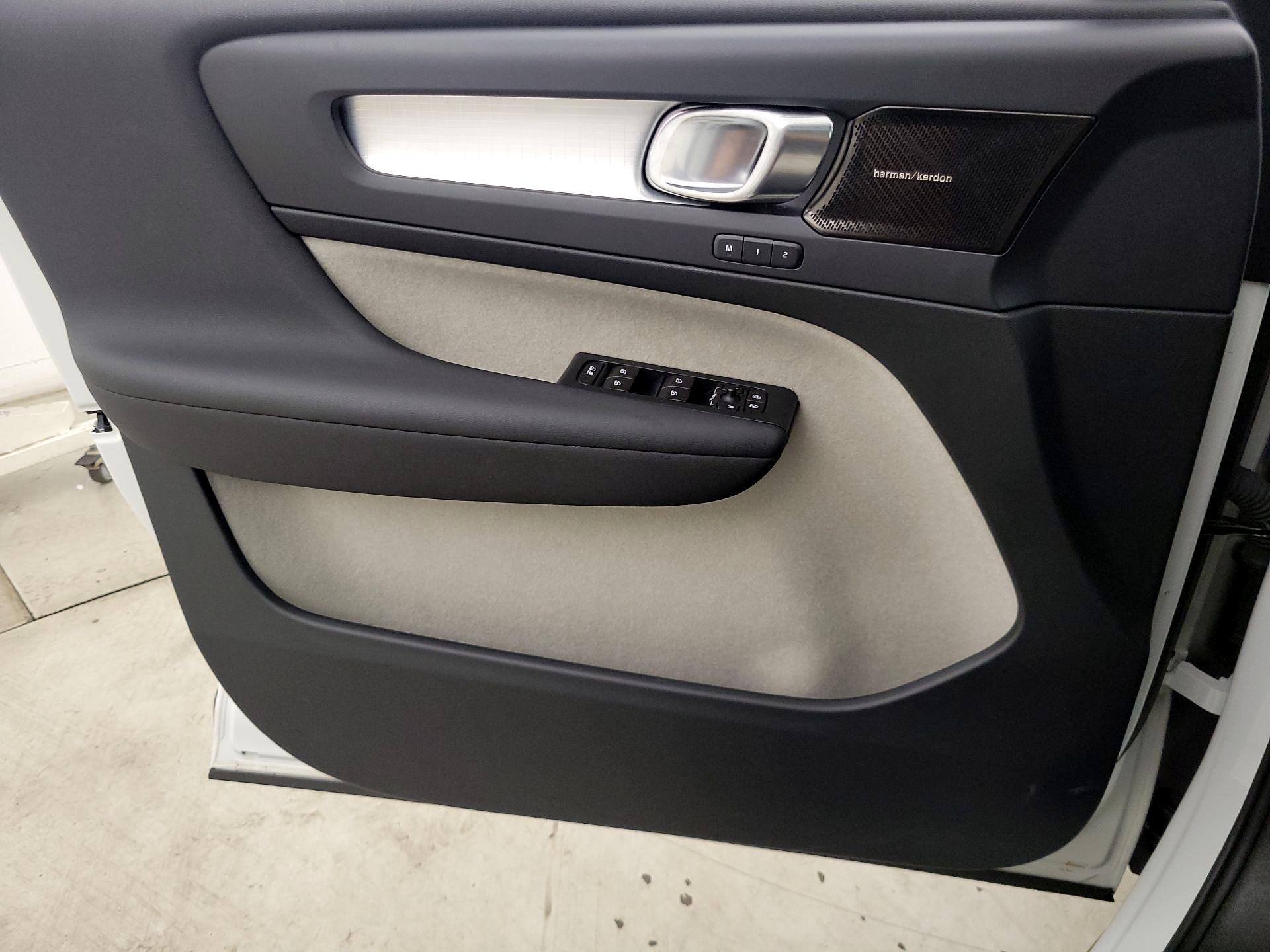 Thumbnail: 2019 Volvo XC40 - 12