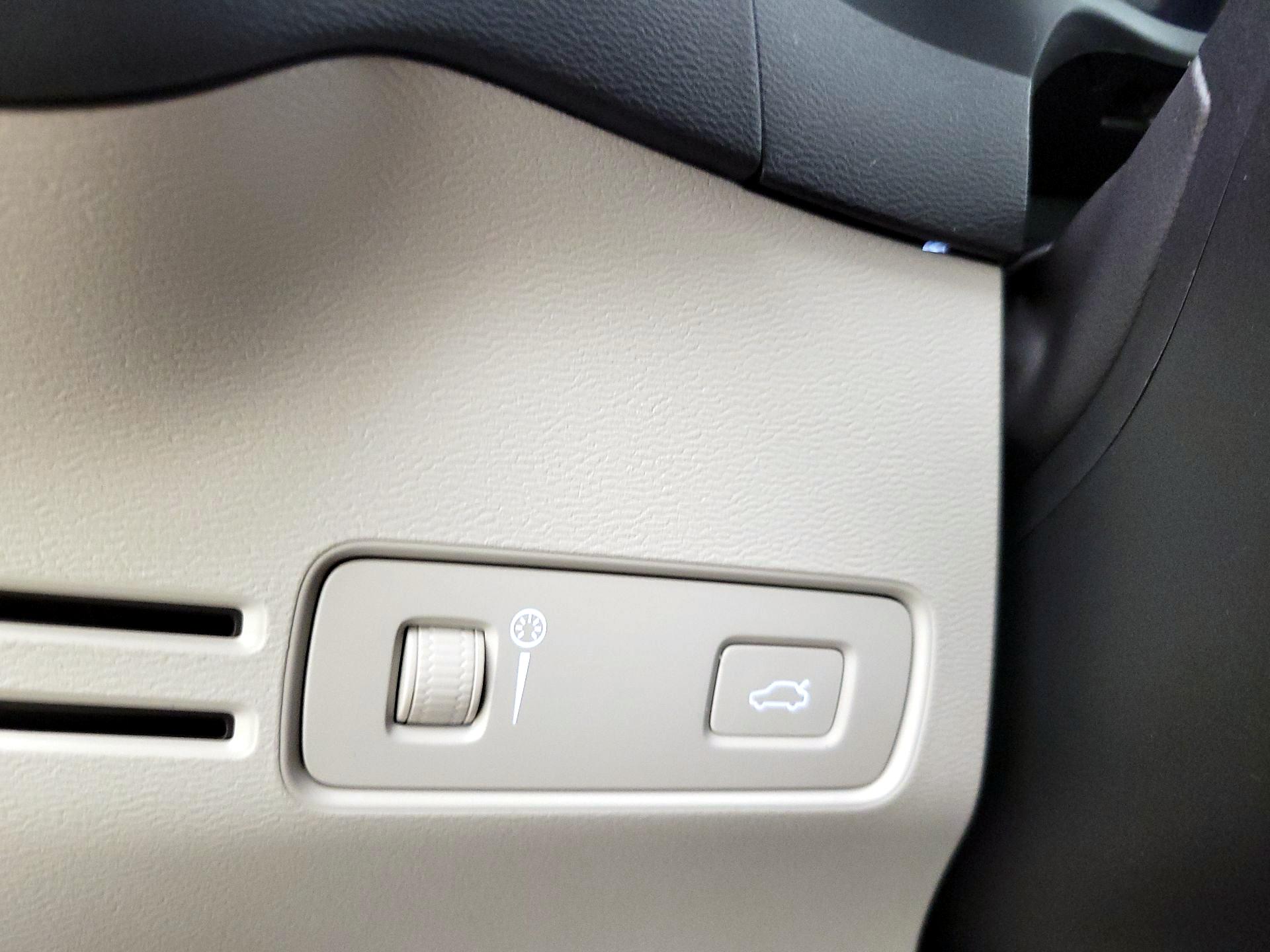 Thumbnail: 2019 Volvo XC40 - 13
