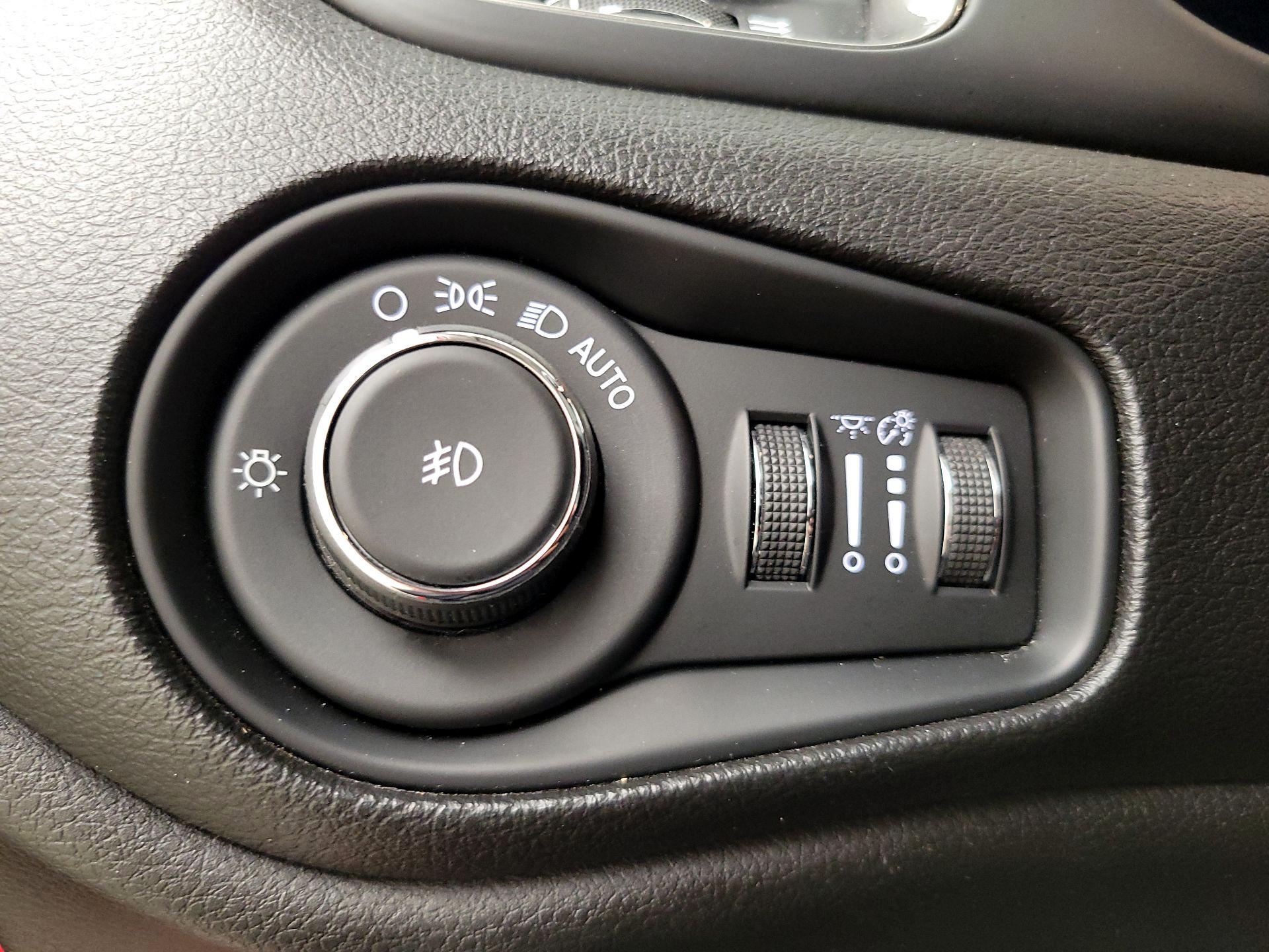 Thumbnail: 2018 Jeep Renegade - 13