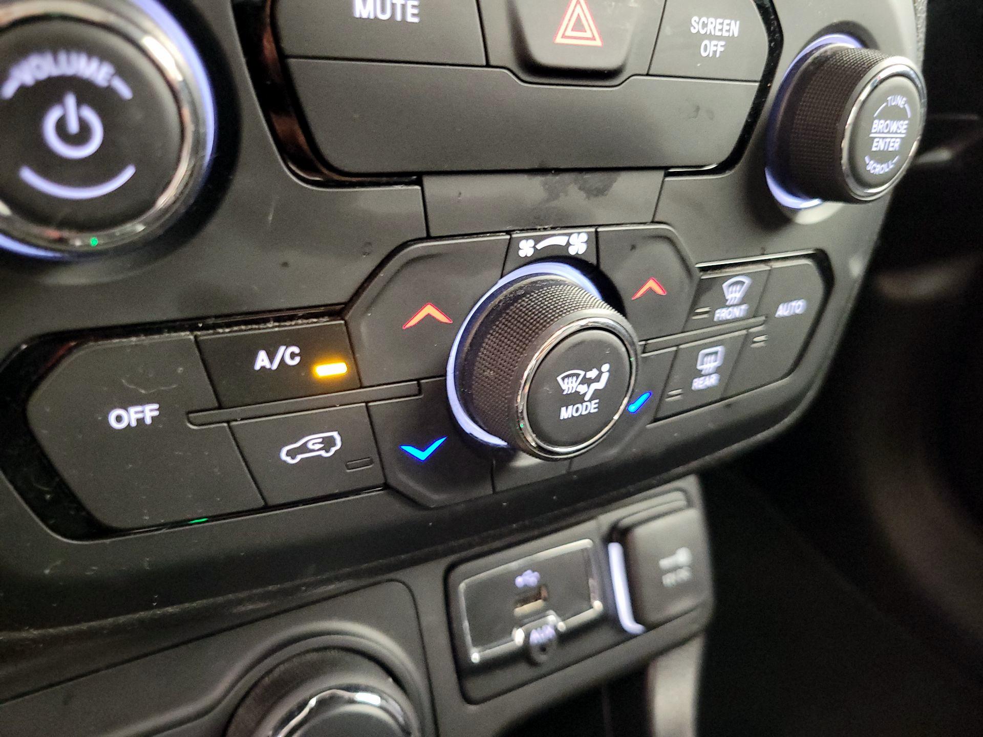 Thumbnail: 2018 Jeep Renegade - 17