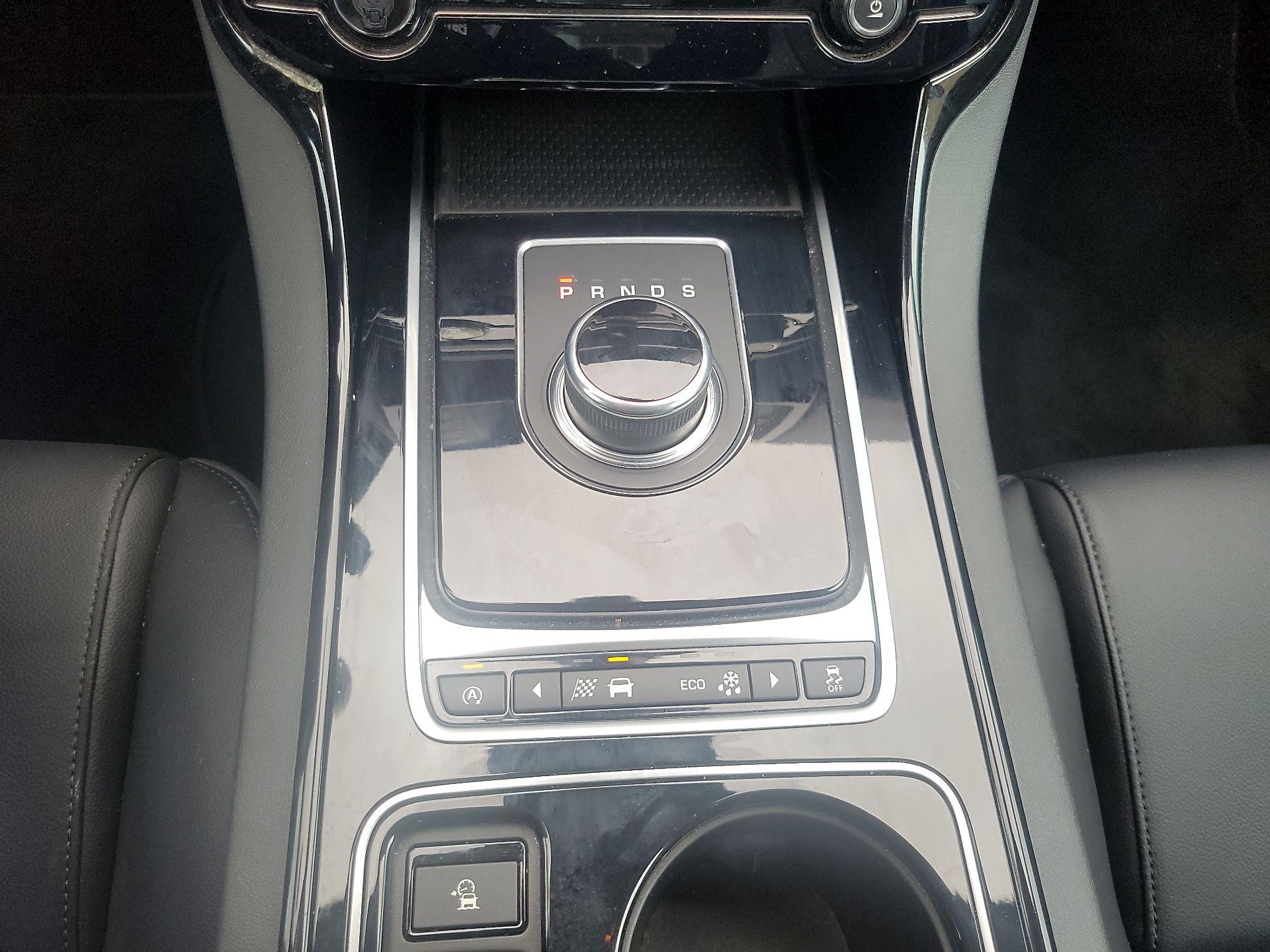 Thumbnail: 2017 Jaguar XE - 16