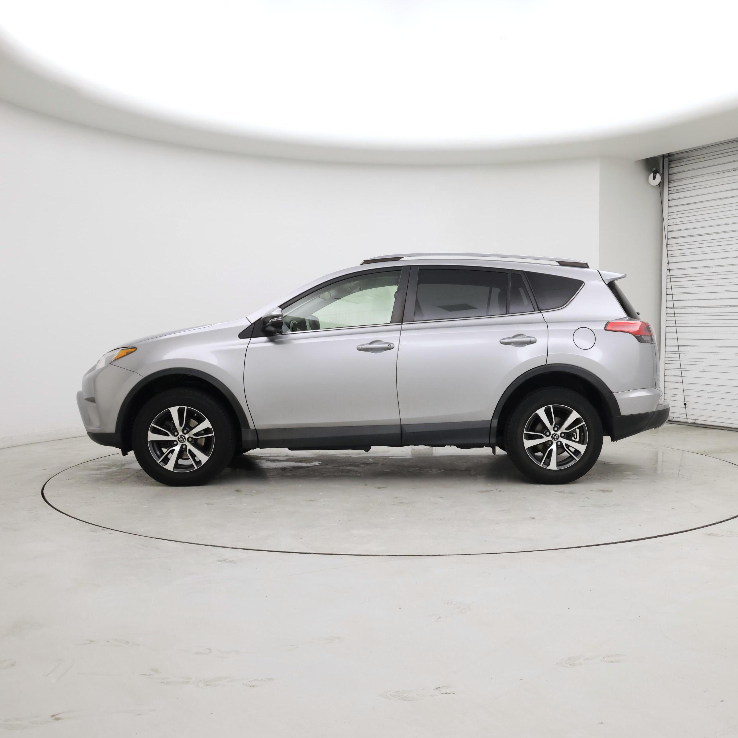 Thumbnail: 2018 Toyota RAV4 - 3