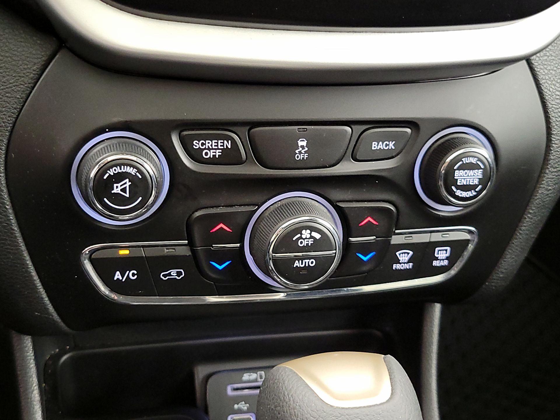 Thumbnail: 2014 Jeep Cherokee - 17