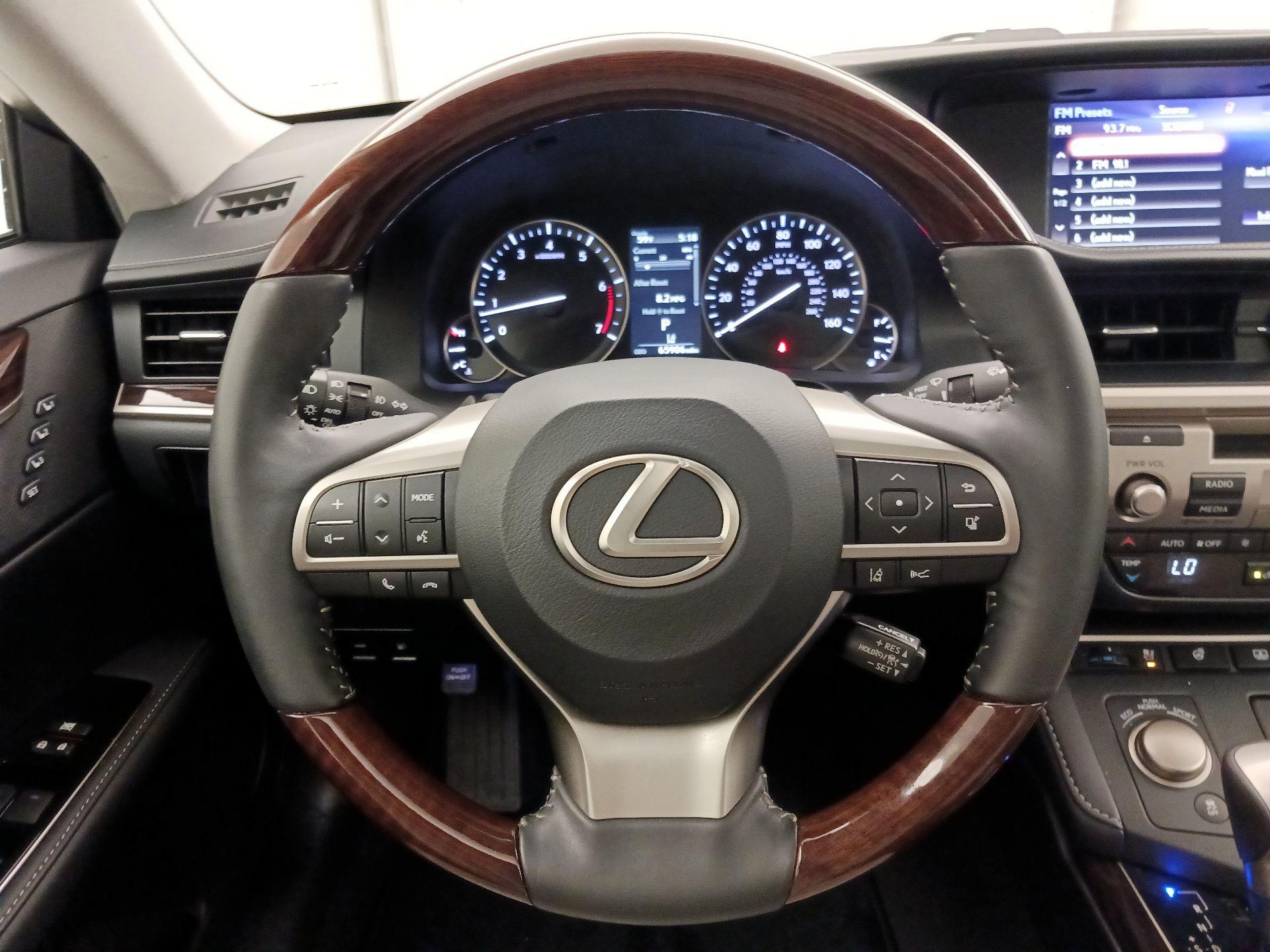 Thumbnail: 2017 Lexus ES - 10