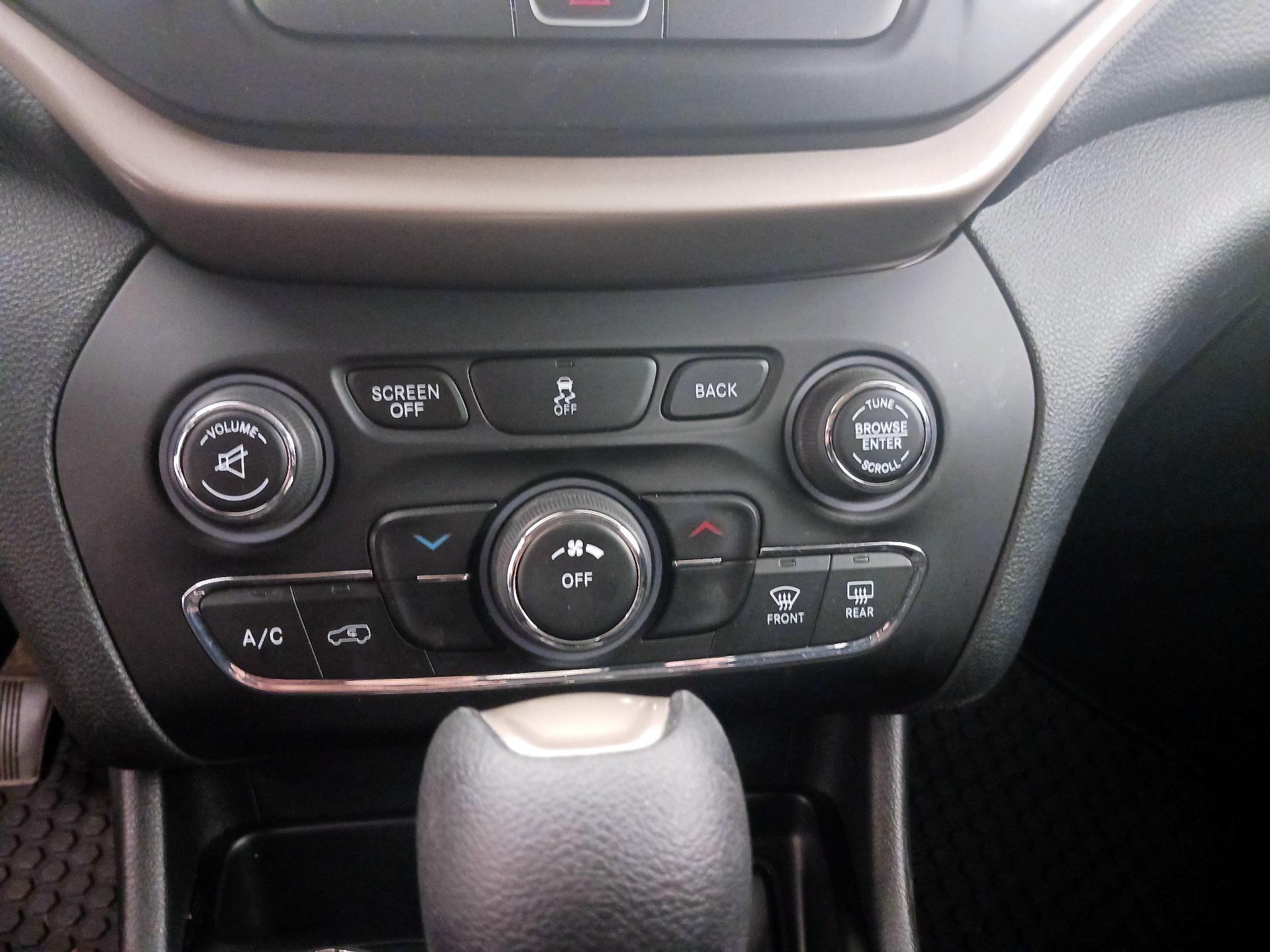 Thumbnail: 2016 Jeep Cherokee - 17